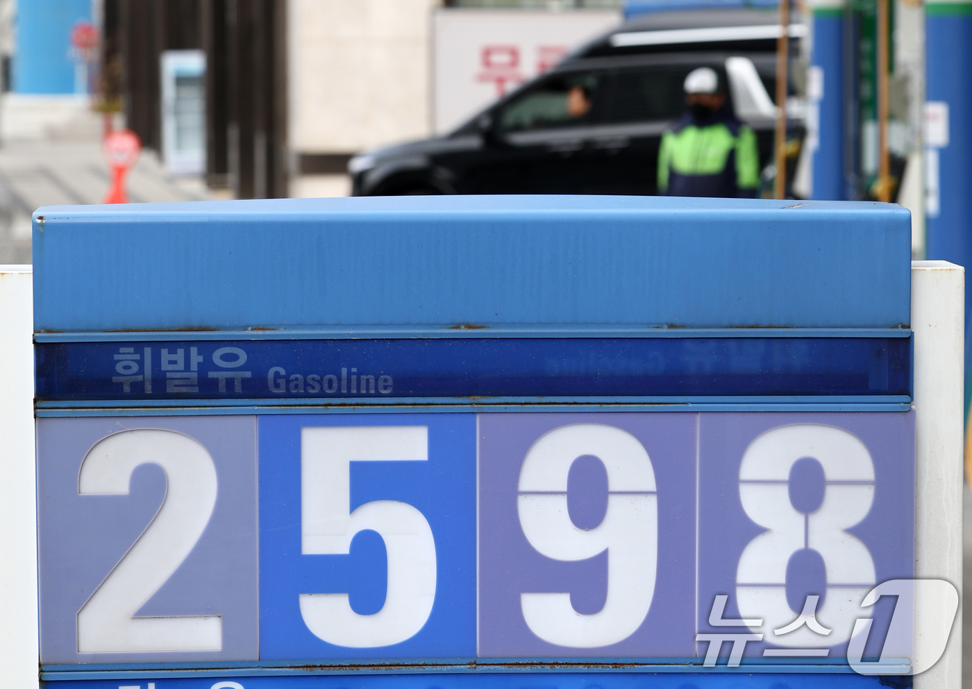 (서울=뉴스1) 최지환 기자 = 호르무즈 해협 봉쇄 여파로 국제유가가 배럴당 100달러 넘어선 9일 서울 시내 한 주유소에 휘발유·경유 가격이 표시되어 있다.이재명 대통령은 이날 …