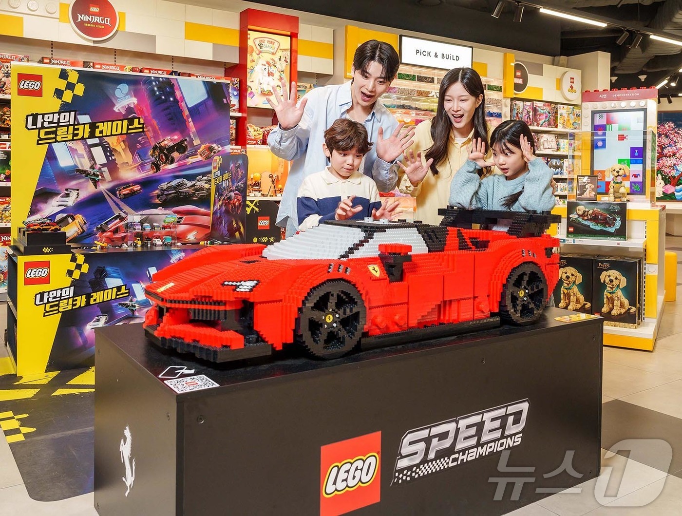 (서울=뉴스1) = 9일 오전 서울 용산구 공식 레고스토어 용산점에 마련된 ‘레고 드림카 레이스’ 체험존에서 모델들이 기념 촬영을 하고 있다. 레고코리아가 ‘나만의 드림카 레이스’ …