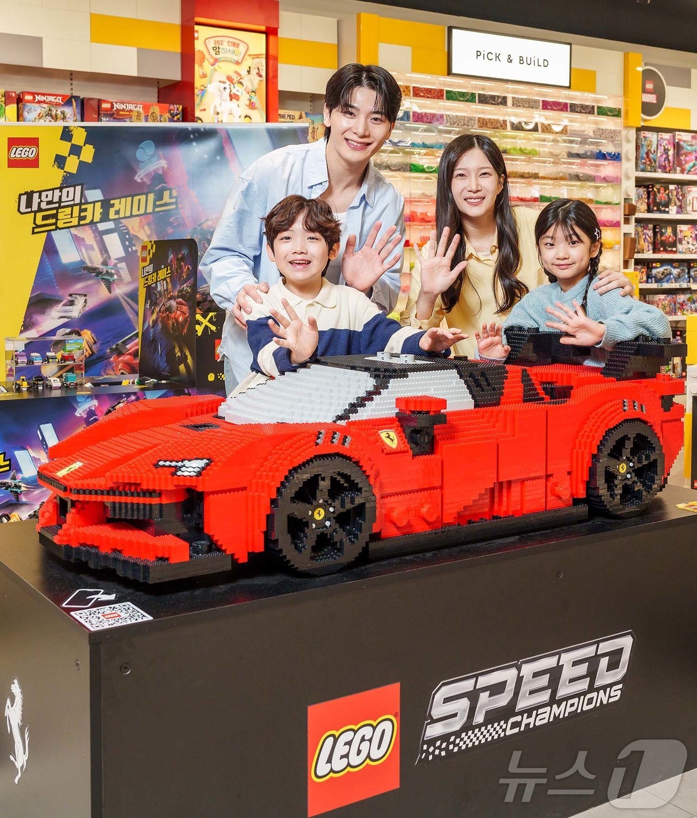 (서울=뉴스1) = 9일 오전 서울 용산구 공식 레고스토어 용산점에 마련된 ‘레고 드림카 레이스’ 체험존에서 모델들이 기념 촬영을 하고 있다. 레고코리아가 ‘나만의 드림카 레이스’ …