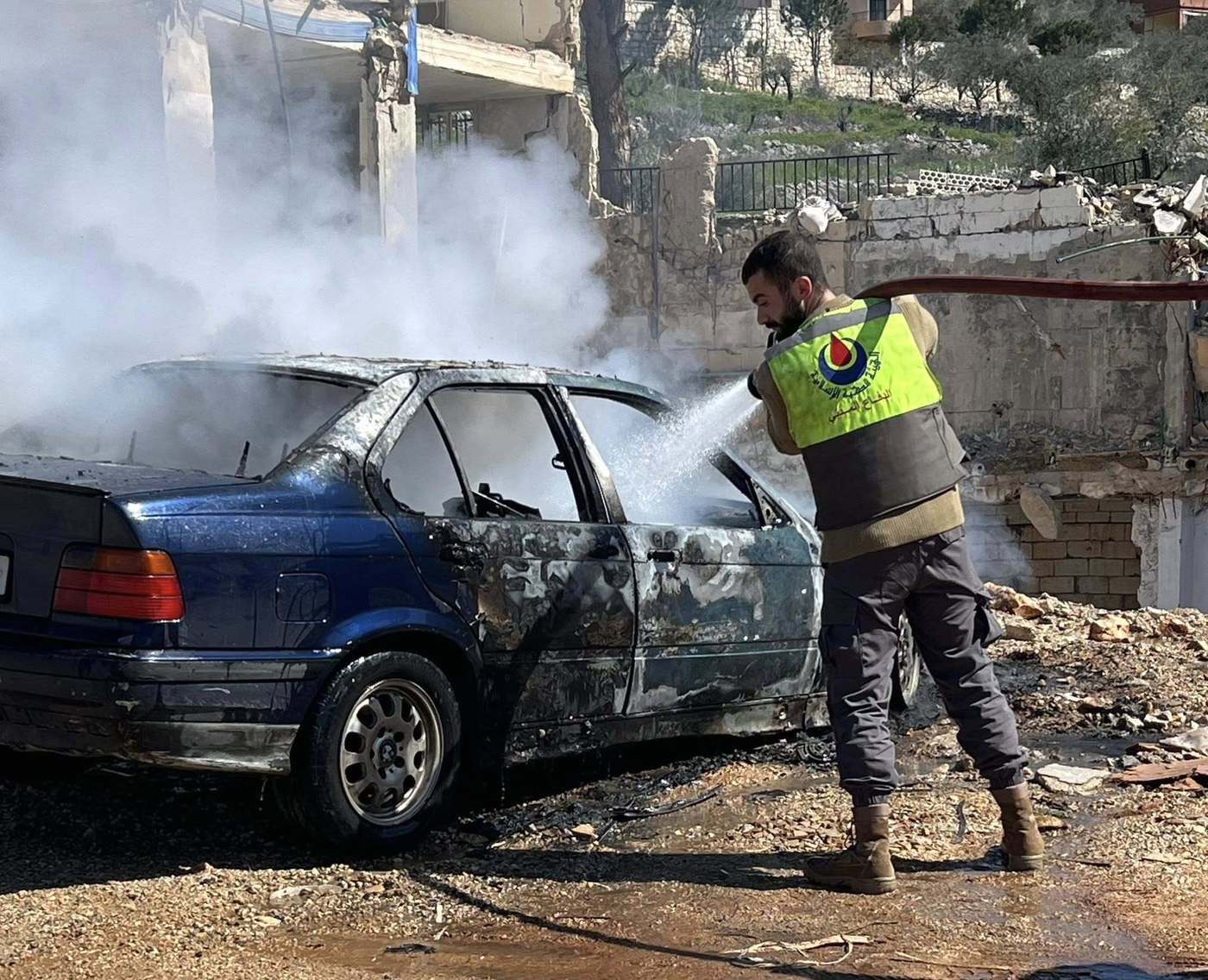 본문 이미지 - 헤즈볼라 산하의 레바논 무장단체 헤즈볼라 산하의 이슬람 보건위원회 요모르 민방위 팀이 지난주 레바논 남부 요모르 마을에서 이스라엘 포격으로 발생한 차량 화재를 진압하고 있다. (출처=요모르 민방위팀 페이스북)