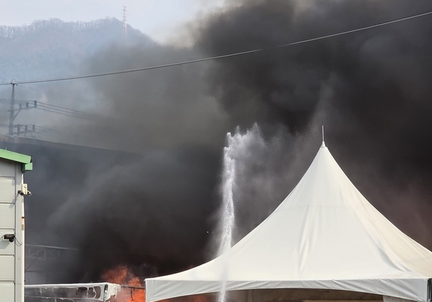 경기 광주 가구공장 불…진화 중