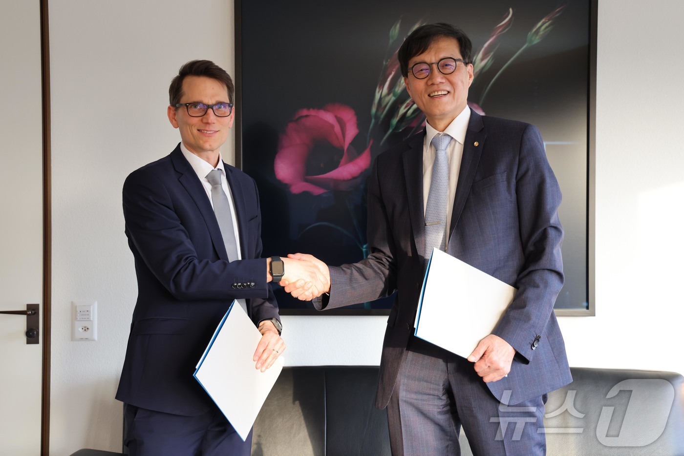 (서울=뉴스1) = 이창용 한국은행 총재와 마틴 슐레겔 스위스중앙은행 총재가 9일(한국 시간) 스위스 바젤 BIS 본부에서 통화스왑 계약을 갱신하고 기념촬영을 하고 있다. (한국은 …