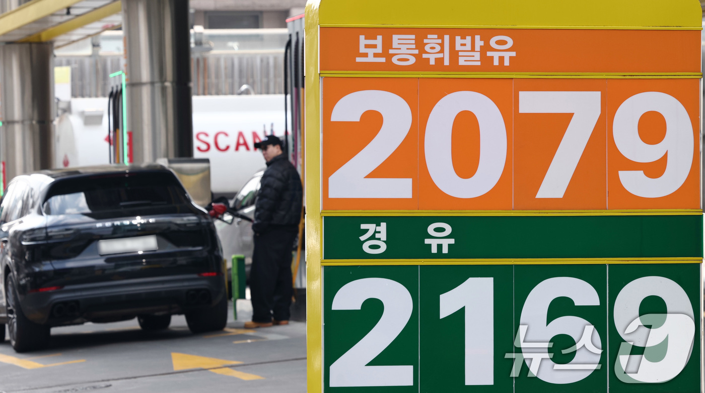 (서울=뉴스1) 최지환 기자 = 호르무즈 해협 봉쇄 여파로 국제유가가 배럴당 100달러 넘어선 9일 서울 시내 한 주유소에 휘발유·경유 가격이 표시되어 있다.이재명 대통령은 이날 …