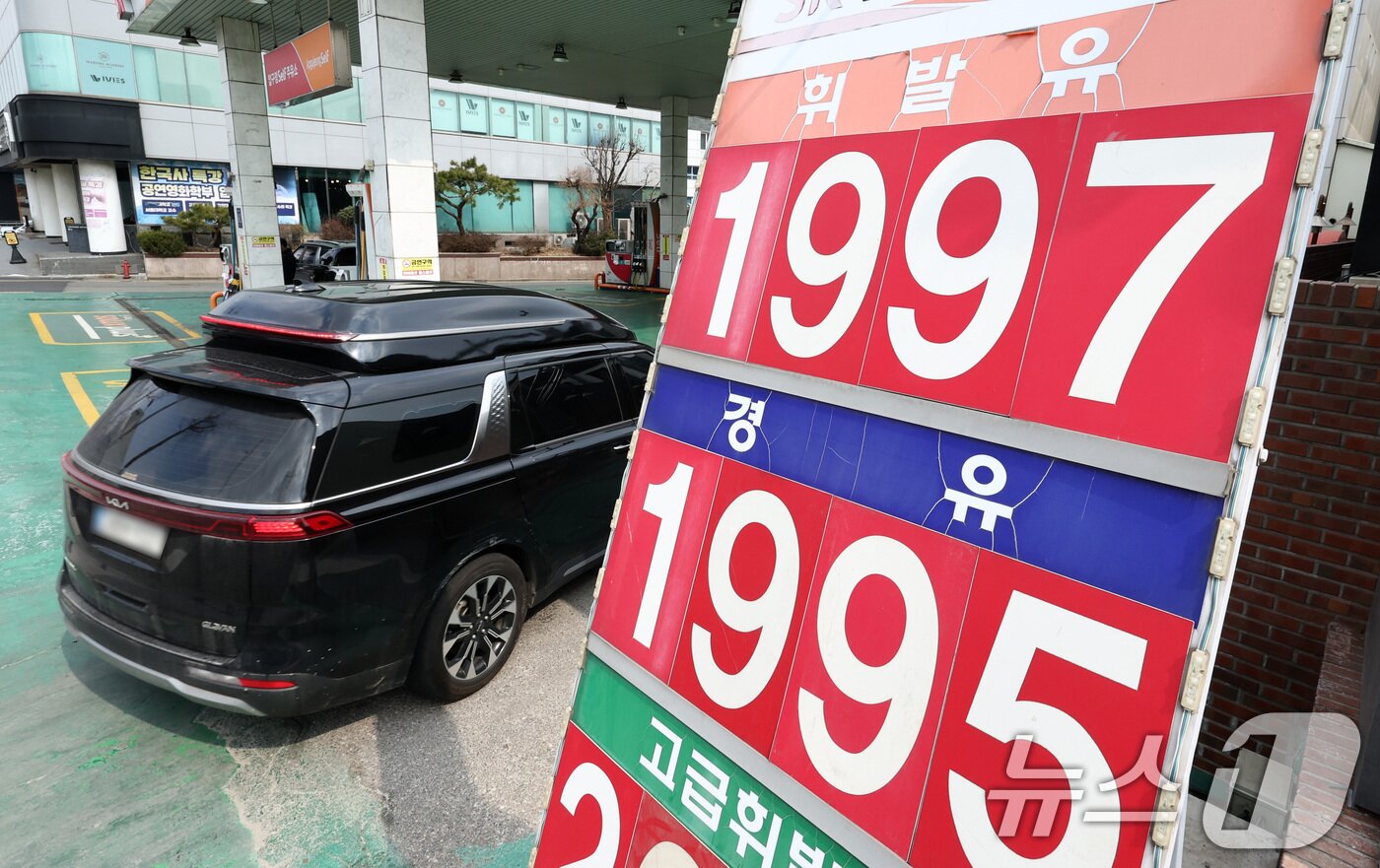 본문 이미지 - 호르무즈 해협 봉쇄 여파로 국제유가가 배럴당 100달러 넘어선 9일 서울 시내 한 주유소에 휘발유·경유 가격이 표시되어 있다. 2026.3.9 ⓒ 뉴스1 최지환 기자