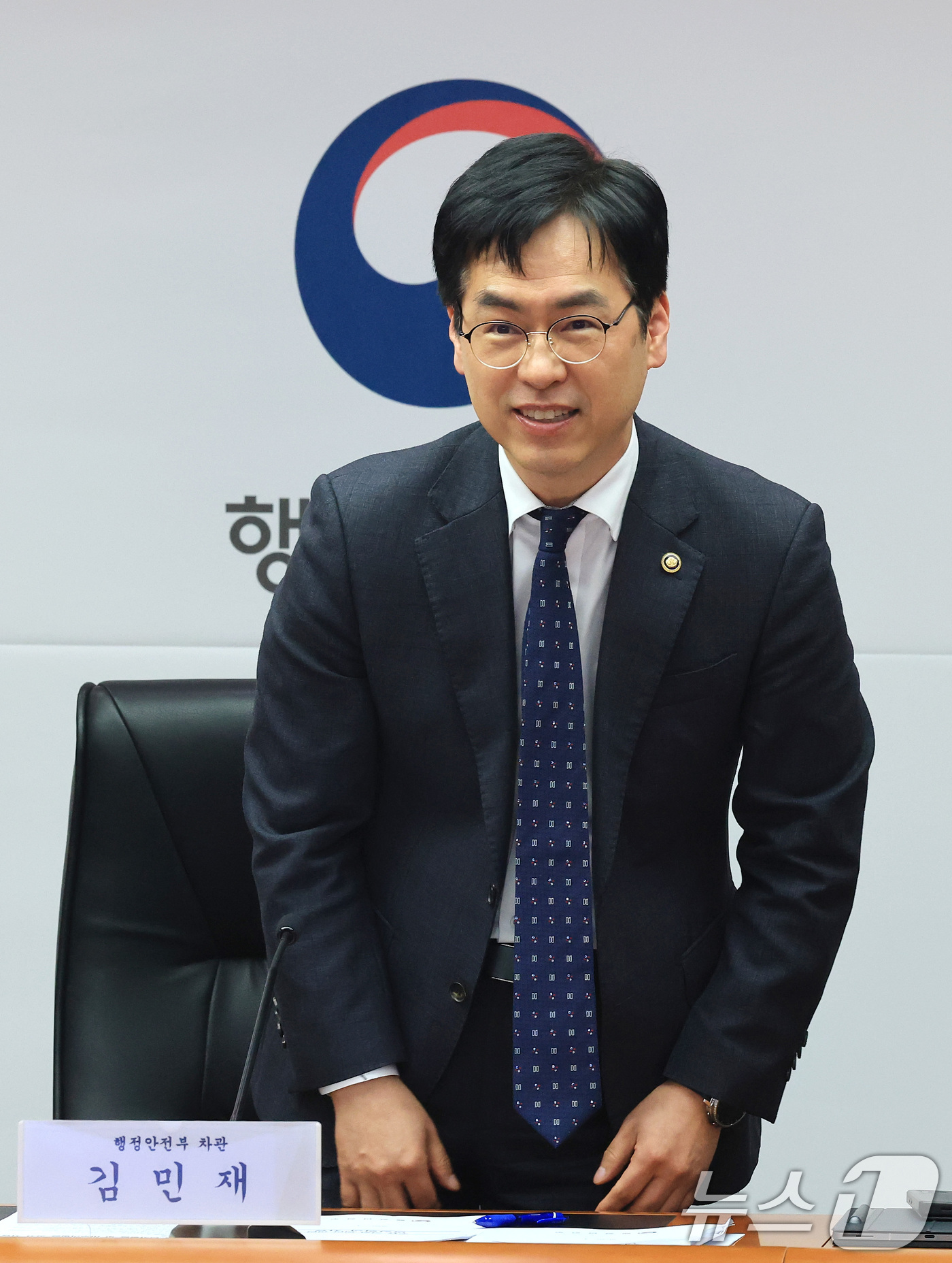 (서울=뉴스1) 임세영 기자 = 김민재 행정안전부 차관이 9일 서울 종로구 정부서울청사에서 열린 그냥드림 및 하천 불법시설 정비 관련 회의에 참석하고 있다. 2026.3.9/뉴스1 …