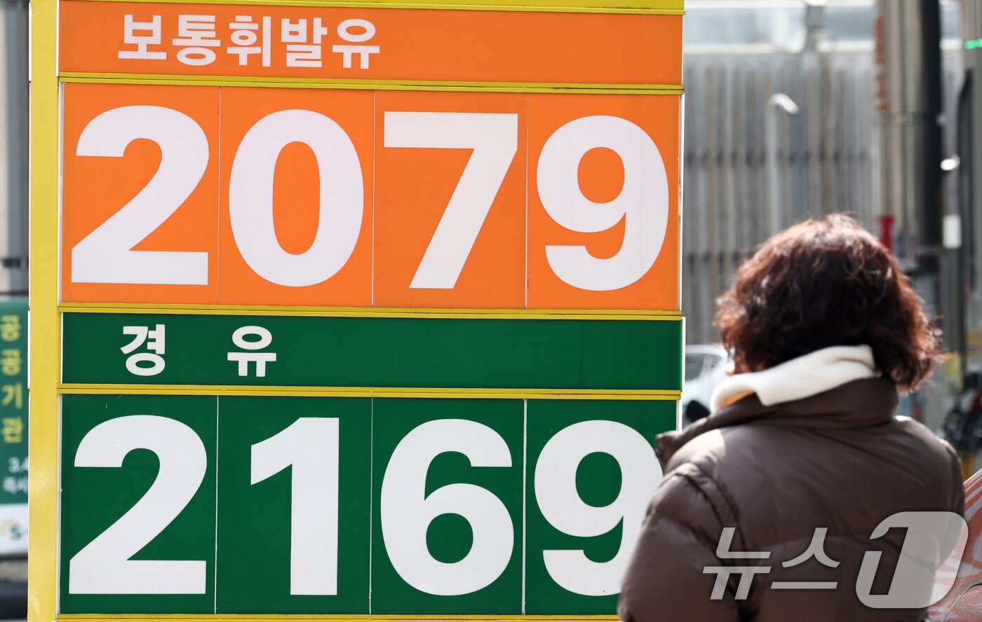 본문 이미지 - 호르무즈 해협 봉쇄 여파로 국제유가가 배럴당 100달러 넘어선 9일 서울 시내 한 주유소에 휘발유·경유 가격이 표시되어 있다.  2026.3.9 ⓒ 뉴스1 최지환 기자