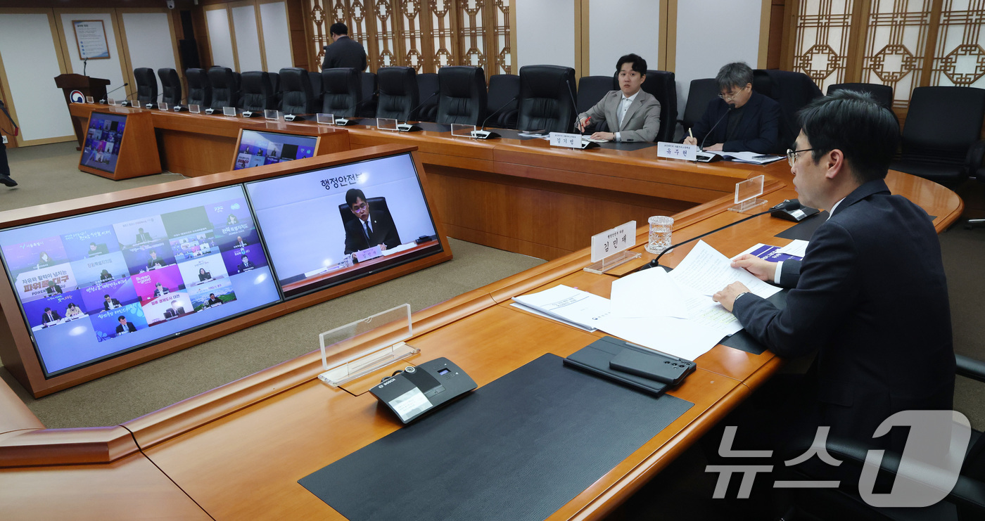 (서울=뉴스1) 임세영 기자 = 김민재 행정안전부 차관이 9일 서울 종로구 정부서울청사에서 열린 그냥드림 및 하천 불법시설 정비 관련 회의에서 모두발언을 하고 있다. 2026.3. …