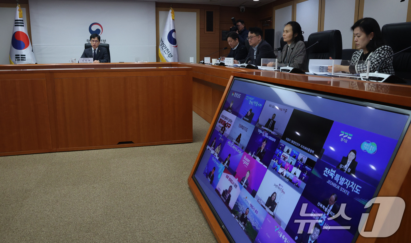 (서울=뉴스1) 임세영 기자 = 김민재 행정안전부 차관이 9일 서울 종로구 정부서울청사에서 열린 그냥드림 및 하천 불법시설 정비 관련 회의에서 모두발언을 하고 있다. 2026.3. …