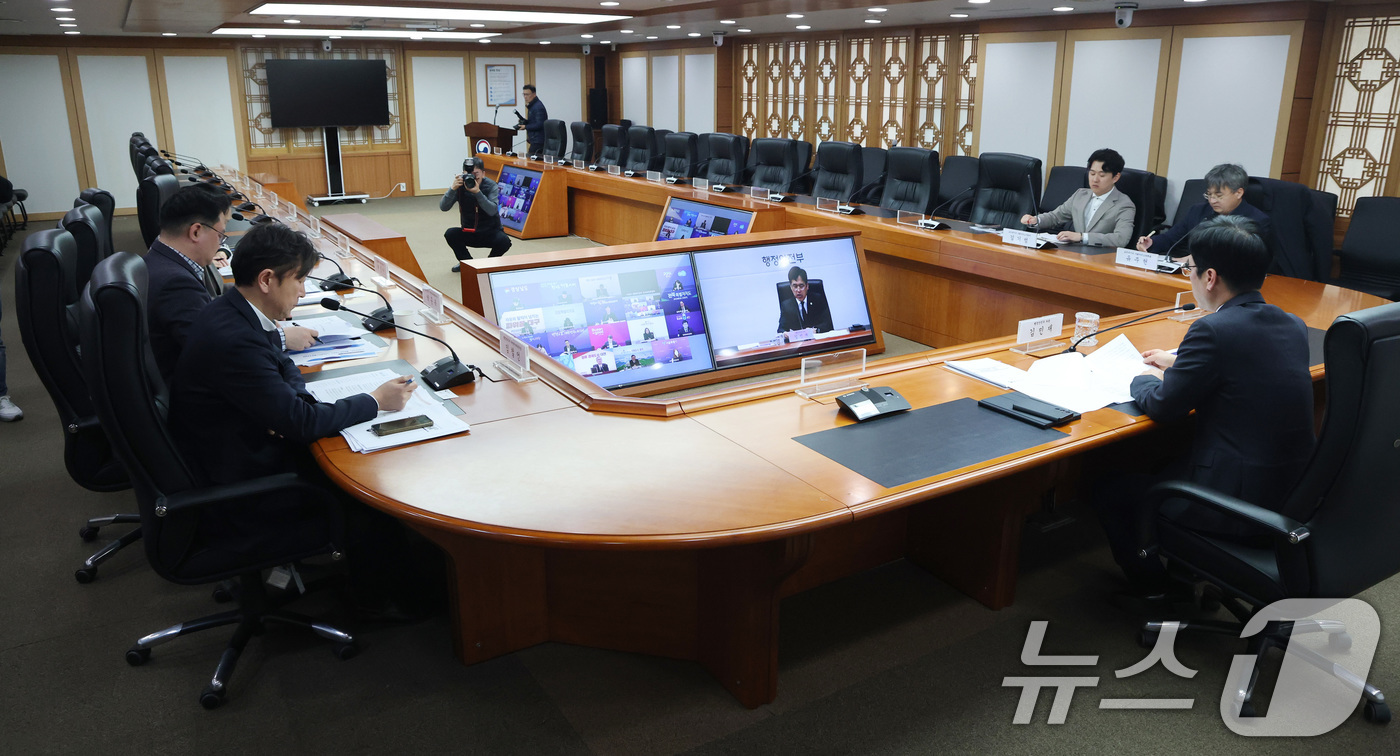 (서울=뉴스1) 임세영 기자 = 김민재 행정안전부 차관이 9일 서울 종로구 정부서울청사에서 열린 그냥드림 및 하천 불법시설 정비 관련 회의에서 모두발언을 하고 있다. 2026.3. …