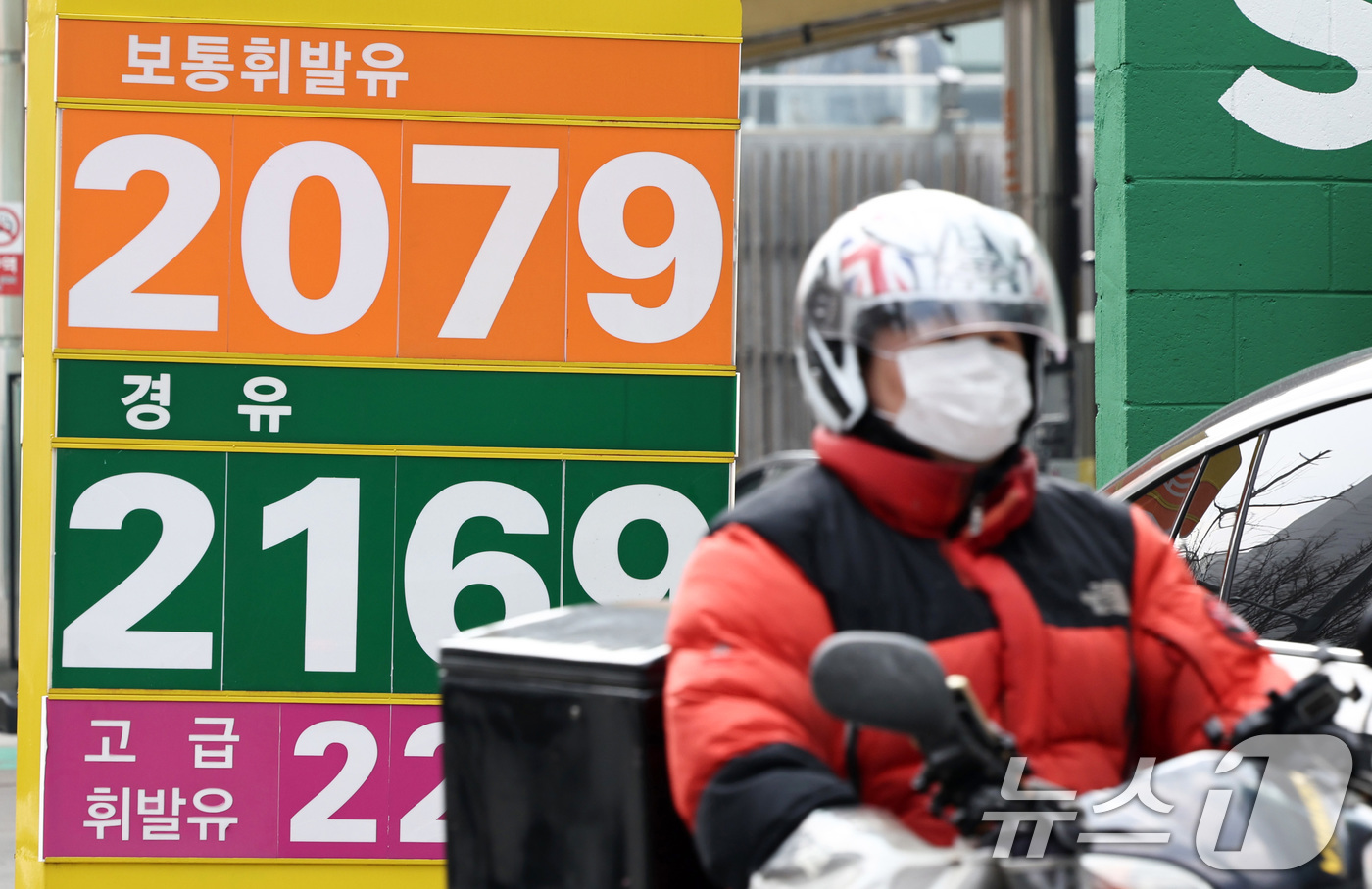 (서울=뉴스1) 최지환 기자 = 호르무즈 해협 봉쇄 여파로 국제유가가 배럴당 100달러 넘어선 9일 서울 시내 한 주유소에 휘발유·경유 가격이 표시되어 있다.이재명 대통령은 이날 …