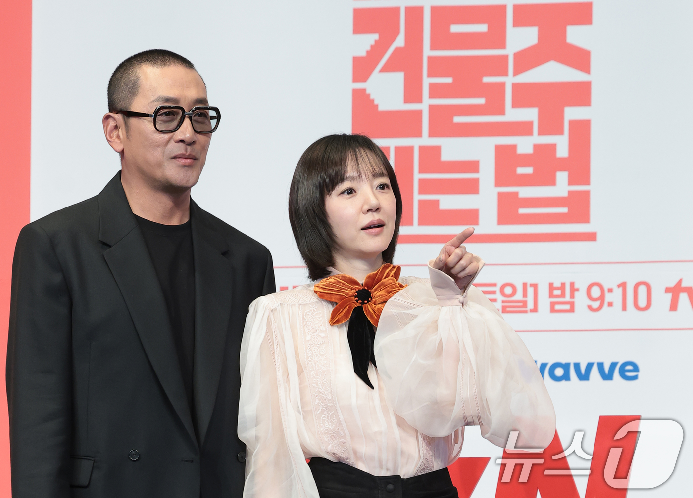 (서울=뉴스1) 권현진 기자 = 배우 하정우와 임수정(오른쪽)이 9일 서울 구로구 더 링크호텔 서울에서 열린 tvN 새 토일드라마 ‘대한민국에서 건물주 되는 법’ 제작발표회에서 포 …