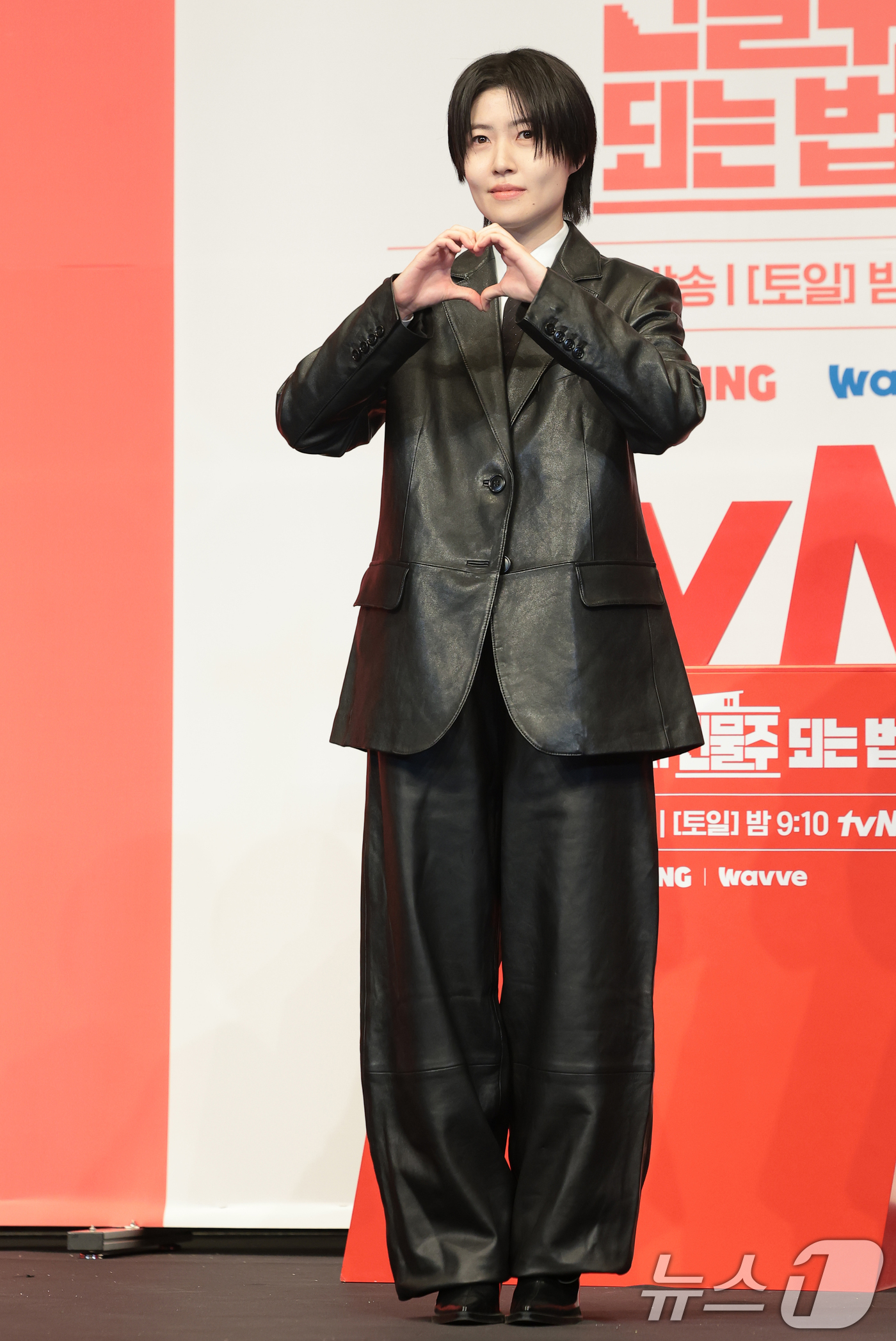 (서울=뉴스1) 권현진 기자 = 배우 심은경이 9일 서울 구로구 더 링크호텔 서울에서 열린 tvN 새 토일드라마 ‘대한민국에서 건물주 되는 법’ 제작발표회에서 포즈를 취하고 있다. …