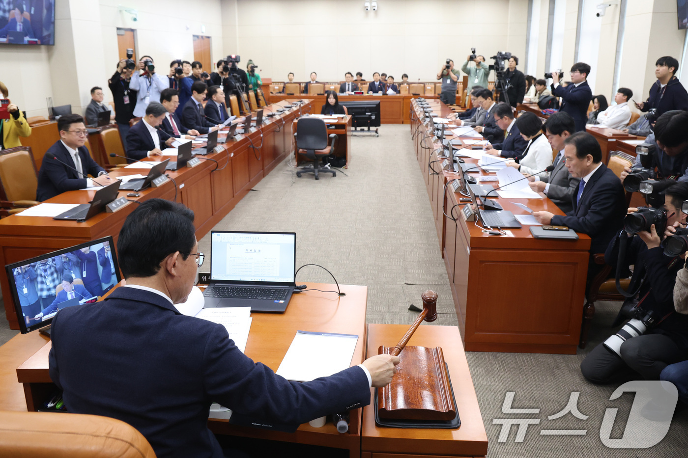 (서울=뉴스1) 신웅수 기자 = 김상훈 위원장이 9일 서울 여의도 국회에서 열린 대미투자특별법 처리를 위한 특별위원회에서 한미 전략적 투자 관리를 위한 특별법안(대미투자특별법)을 …