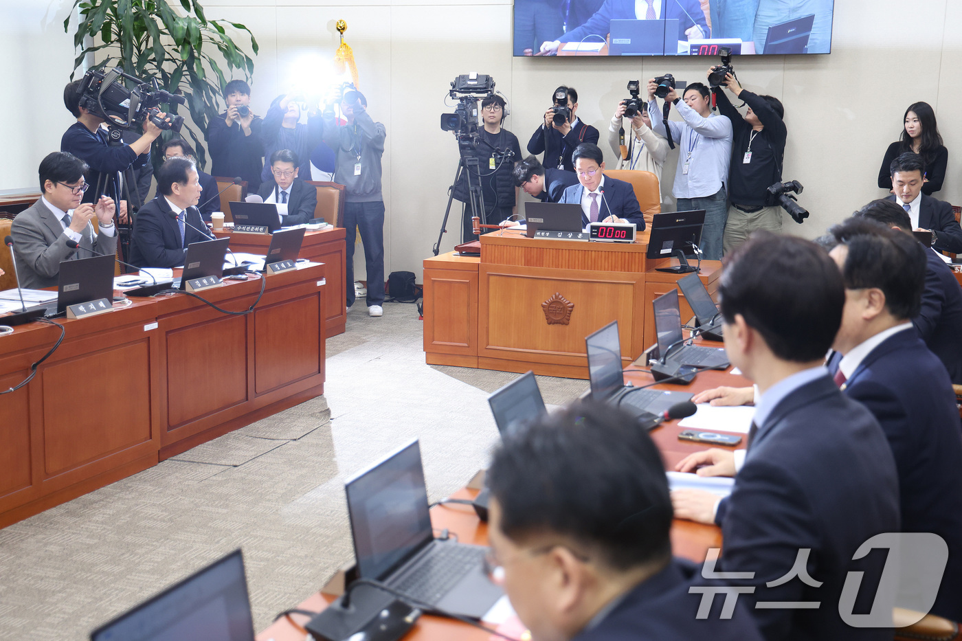 (서울=뉴스1) 신웅수 기자 = 김상훈 위원장이 9일 서울 여의도 국회에서 열린 대미투자특별법 처리를 위한 특별위원회에서 한미 전략적 투자 관리를 위한 특별법안(대미투자특별법)을 …