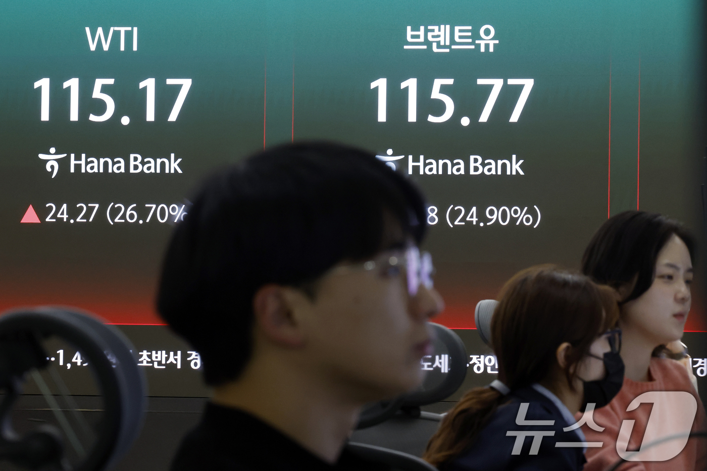 (서울=뉴스1) 박정호 기자 = 중동상황에 따른 호르무즈 해협 봉쇄 등의 영향으로 서부텍사스산중질유(WTI) 선물이 한때 30% 폭등하는 등 국제 유가가 요동친 9일 서울시 중구 …