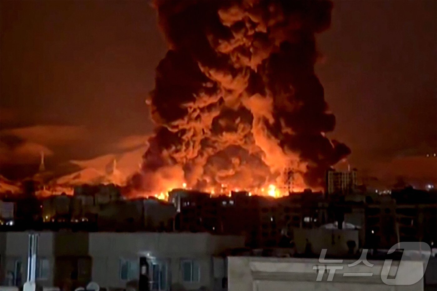 본문 이미지 - 8일(현지시간) 미국과 이스라엘의 공격을 받은 이란 수도 테헤란의 한 정유저장소에 화재가 발행해 화염이 치솟고 있다. 2026.03.08 ⓒAFP=뉴스1