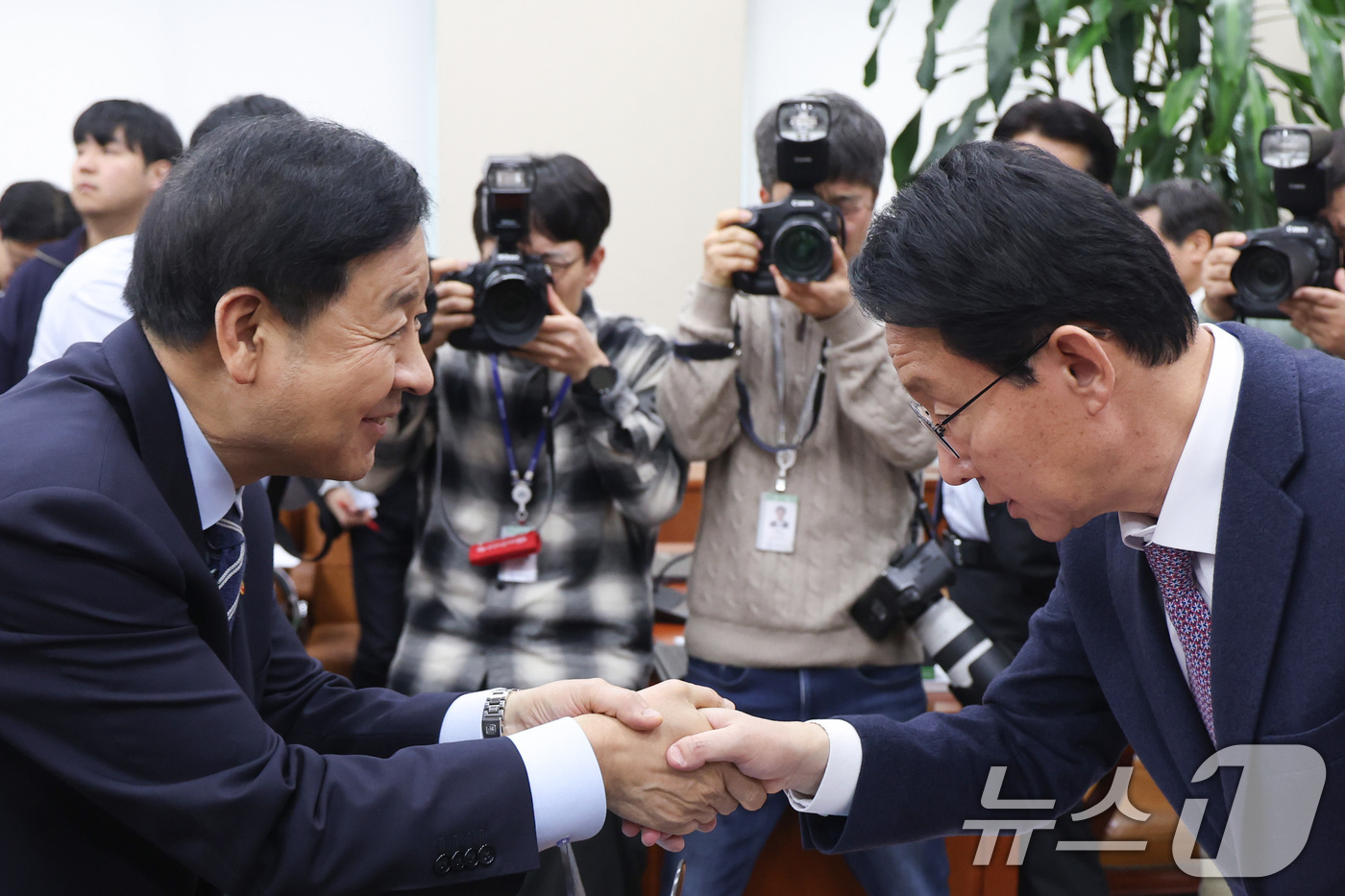 (서울=뉴스1) 신웅수 기자 = 김상훈 위원장이 9일 서울 여의도 국회에서 열린 대미투자특별법 처리를 위한 특별위원회에서 구윤철 부총리 겸 재정경제부 장관과 인사하고 있다. 202 …