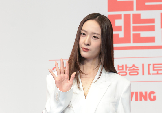 정수정, 시크한 손 인사