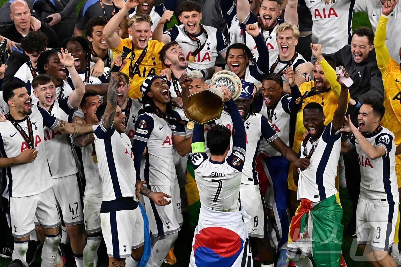 본문 이미지 - 손흥민과 함께 UEL 우승을 했던 지난 시즌의 토트넘 ⓒ AFP=뉴스1