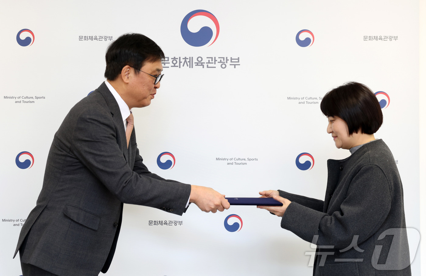 (서울=뉴스1) = 최휘영 문화체육관광부 장관이 9일 서울 종로구 국립현대미술관 서울관에서 신임 모은영 한국영상자료원 원장에게 임명장을 수여하고 있다. (문화체육관광부 제공. 재판 …