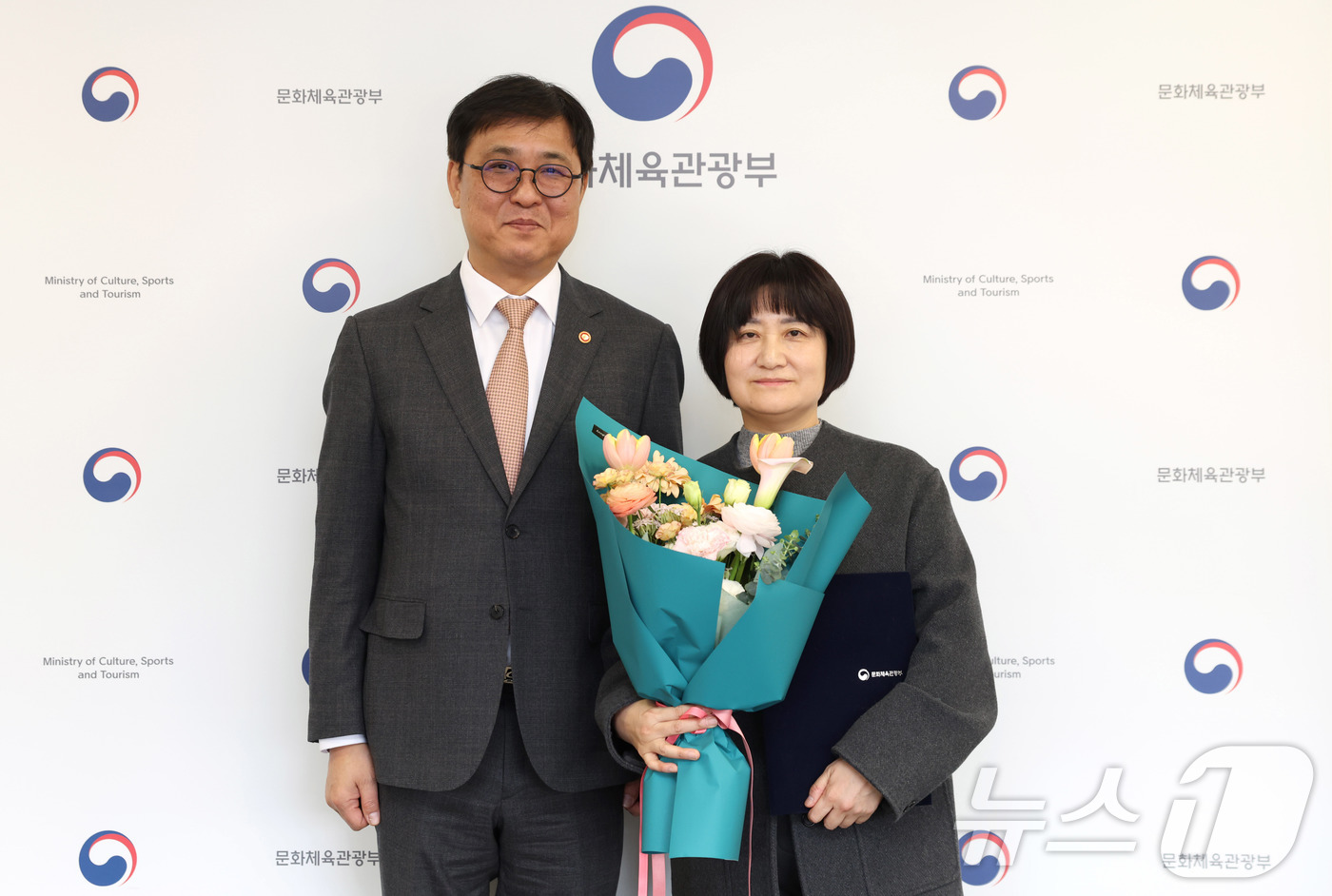 (서울=뉴스1) = 최휘영 문화체육관광부 장관이 9일 서울 종로구 국립현대미술관 서울관에서 신임 모은영 한국영상자료원 원장에게 임명장을 수여한 뒤 기념촬영을 하고 있다. (문화체육 …