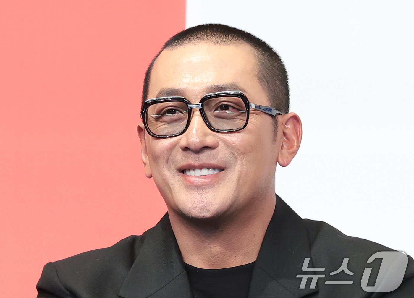 본문 이미지 - 배우 하정우가 9일 서울 구로구 더 링크호텔 서울에서 열린 tvN 새 토일드라마 ‘대한민국에서 건물주 되는 법’ 제작발표회에서 연인 최정원에 관한 질문을 받고 있다. ‘대한민국에서 건물주 되는 법’(극본 오한기/연출 임필성/이하 ‘건물주’)은 빚에 허덕이는 생계형 건물주가 목숨보다 소중한 가족과 건물을 지키기 위해 가짜 납치극에 가담하며 벌어지는 서스펜스를 그린 작품이다. 2026.3.9 ⓒ 뉴스1 권현진 기자