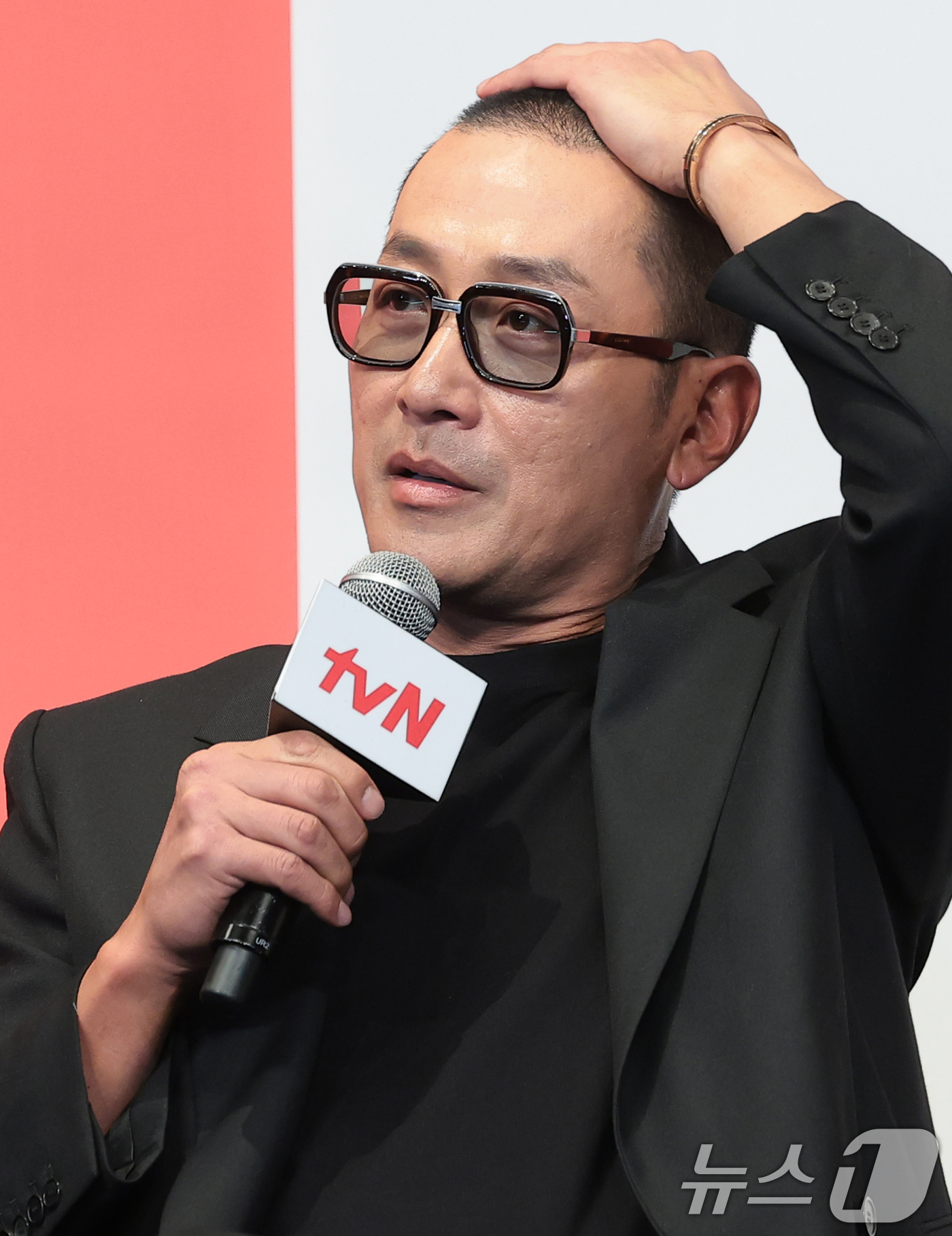 (서울=뉴스1) 권현진 기자 = 배우 하정우가 9일 서울 구로구 더 링크호텔 서울에서 열린 tvN 새 토일드라마 ‘대한민국에서 건물주 되는 법’ 제작발표회에서 취재진의 연인 최정원 …