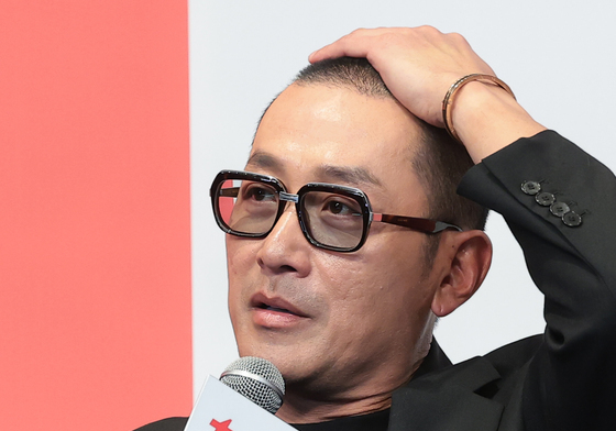 연인 최정원 질문 받는 하정우