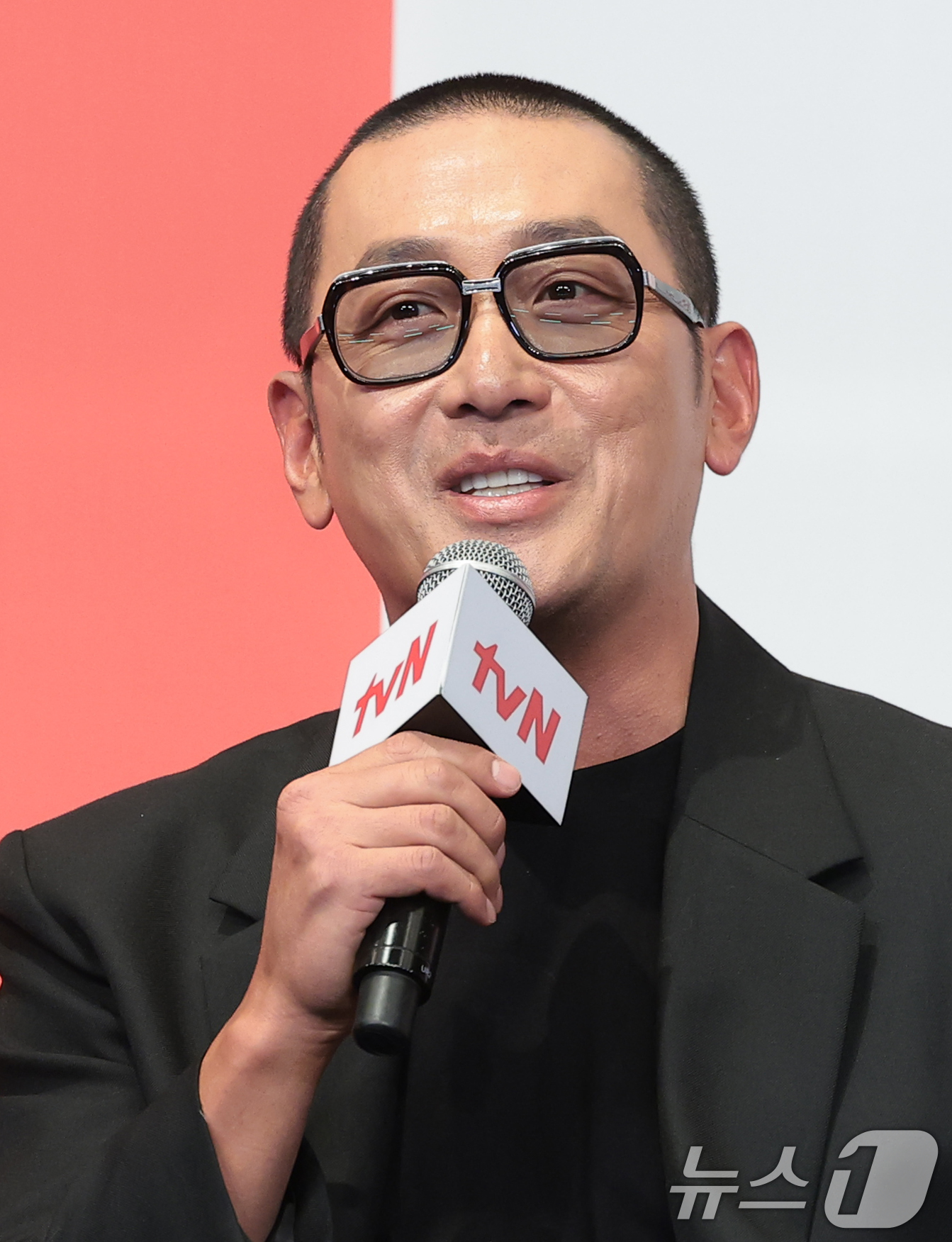 (서울=뉴스1) 권현진 기자 = 배우 하정우가 9일 서울 구로구 더 링크호텔 서울에서 열린 tvN 새 토일드라마 ‘대한민국에서 건물주 되는 법’ 제작발표회에서 취재진의 연인 최정원 …