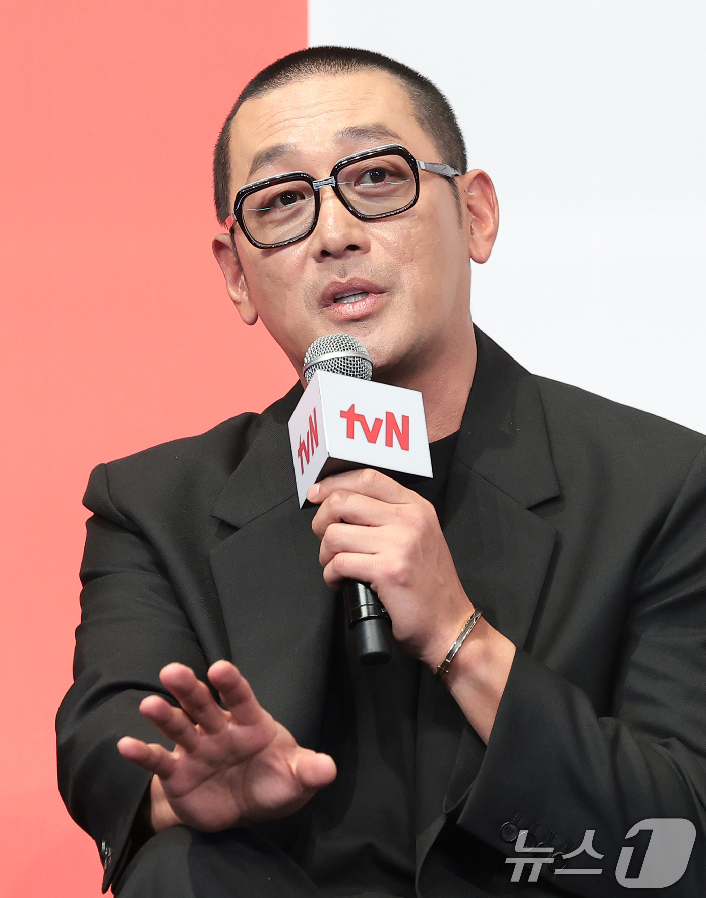 (서울=뉴스1) 권현진 기자 = 배우 하정우가 9일 서울 구로구 더 링크호텔 서울에서 열린 tvN 새 토일드라마 ‘대한민국에서 건물주 되는 법’ 제작발표회에서 취재진 질문에 답하고 …