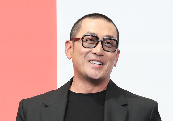 밝은 미소 짓는 하정우