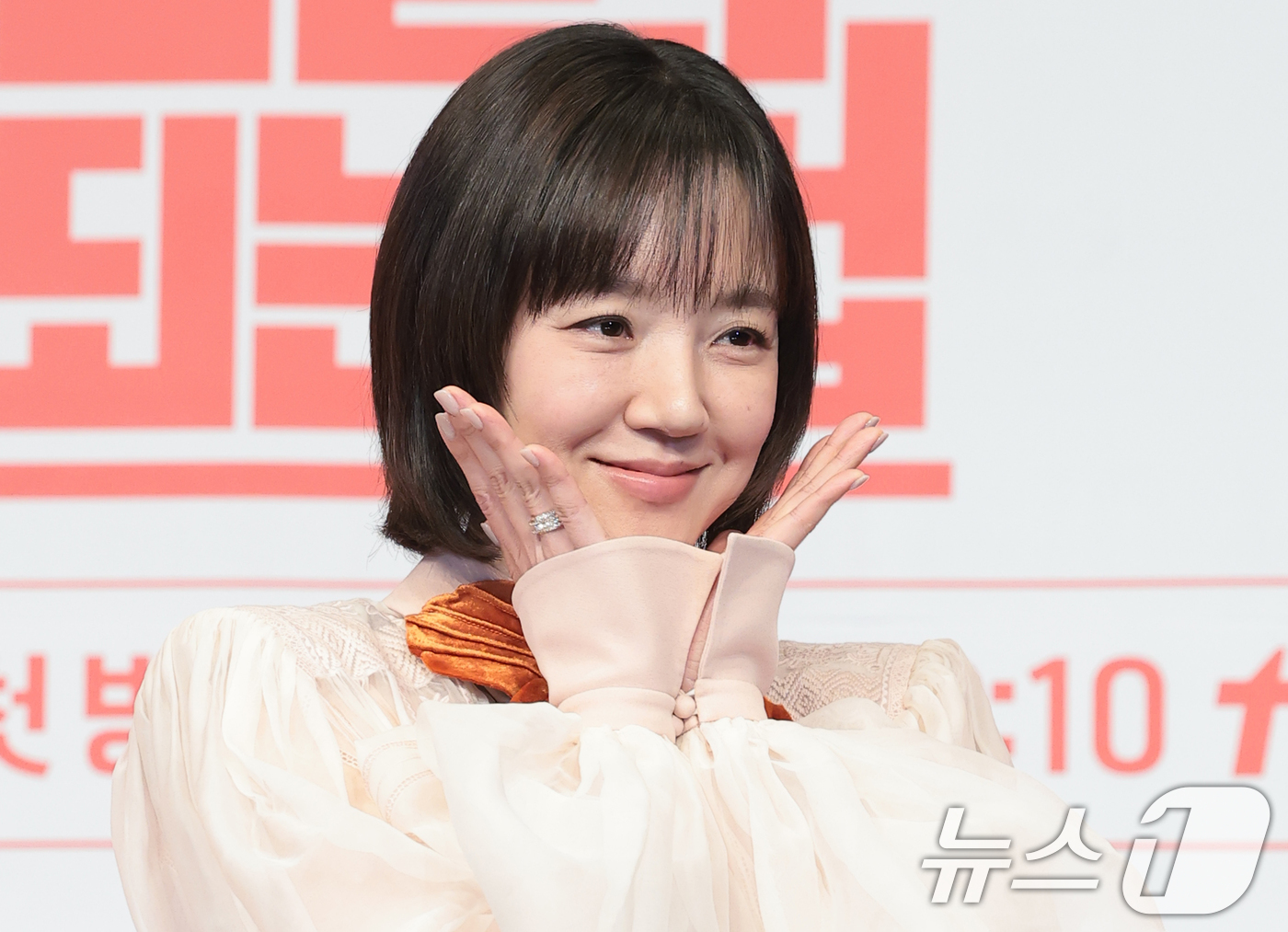 (서울=뉴스1) 권현진 기자 = 배우 임수정이 9일 서울 구로구 더 링크호텔 서울에서 열린 tvN 새 토일드라마 ‘대한민국에서 건물주 되는 법’ 제작발표회에서 포즈를 취하고 있다. …