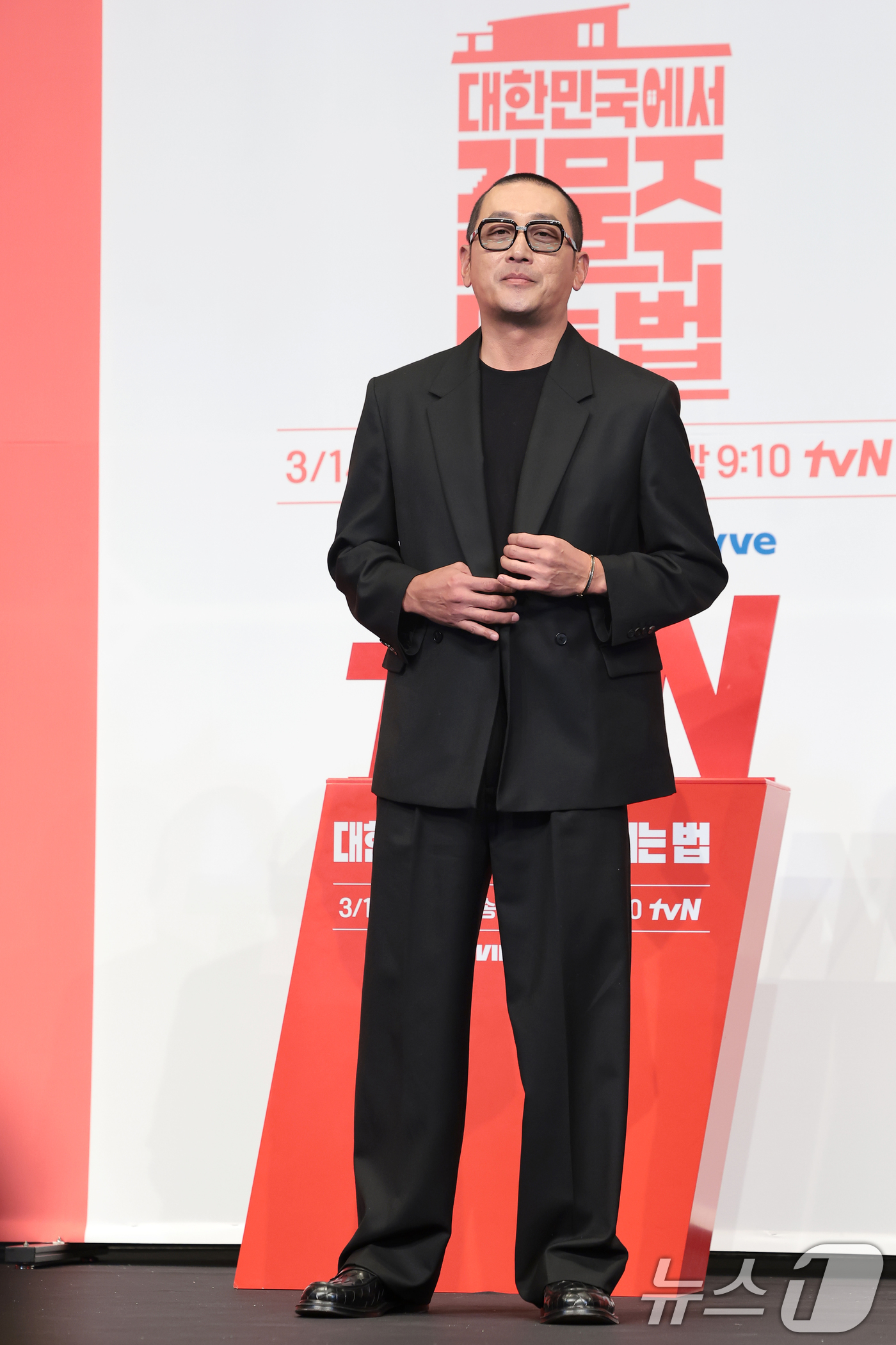 (서울=뉴스1) 권현진 기자 = 배우 하정우가 9일 서울 구로구 더 링크호텔 서울에서 열린 tvN 새 토일드라마 ‘대한민국에서 건물주 되는 법’ 제작발표회에서 포즈를 취하고 있다. …