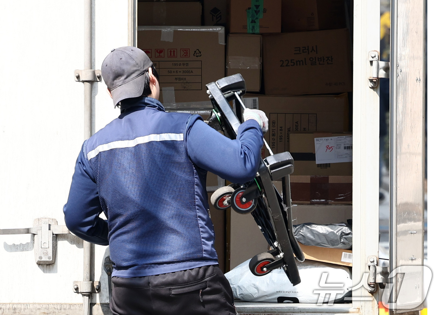 (서울=뉴스1) 최지환 기자 = 노란봉투법(노조법 2·3조 개정 법률) 시행을 하루 앞둔 9일 서울 거리에서 택배 기사들이 배달을 하고 있다.원청 기업과 하청 노동자 간 교섭을 가 …