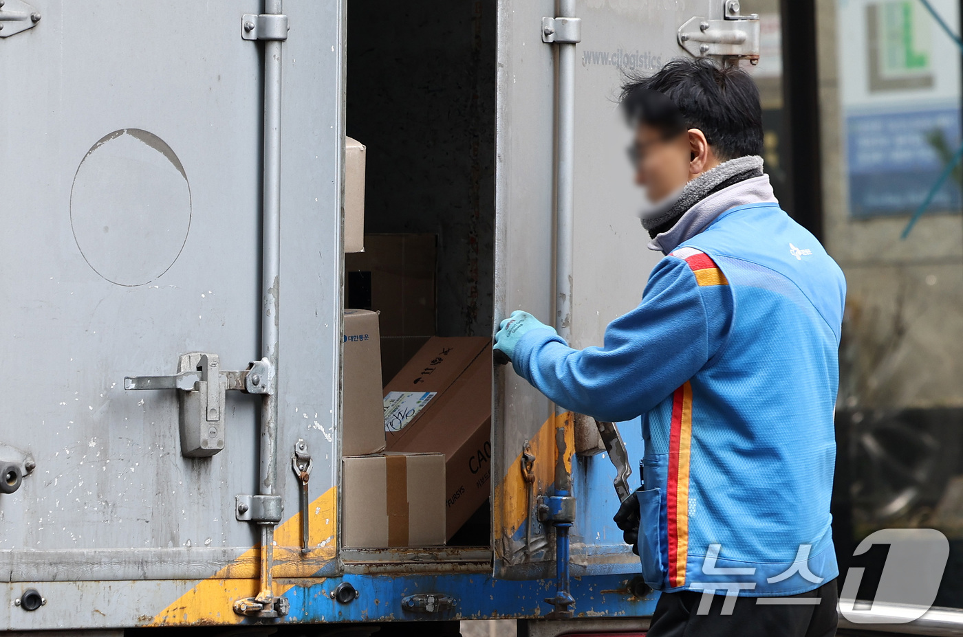 (서울=뉴스1) 최지환 기자 = 노란봉투법(노조법 2·3조 개정 법률) 시행을 하루 앞둔 9일 서울 거리에서 택배 기사들이 배달을 하고 있다.원청 기업과 하청 노동자 간 교섭을 가 …