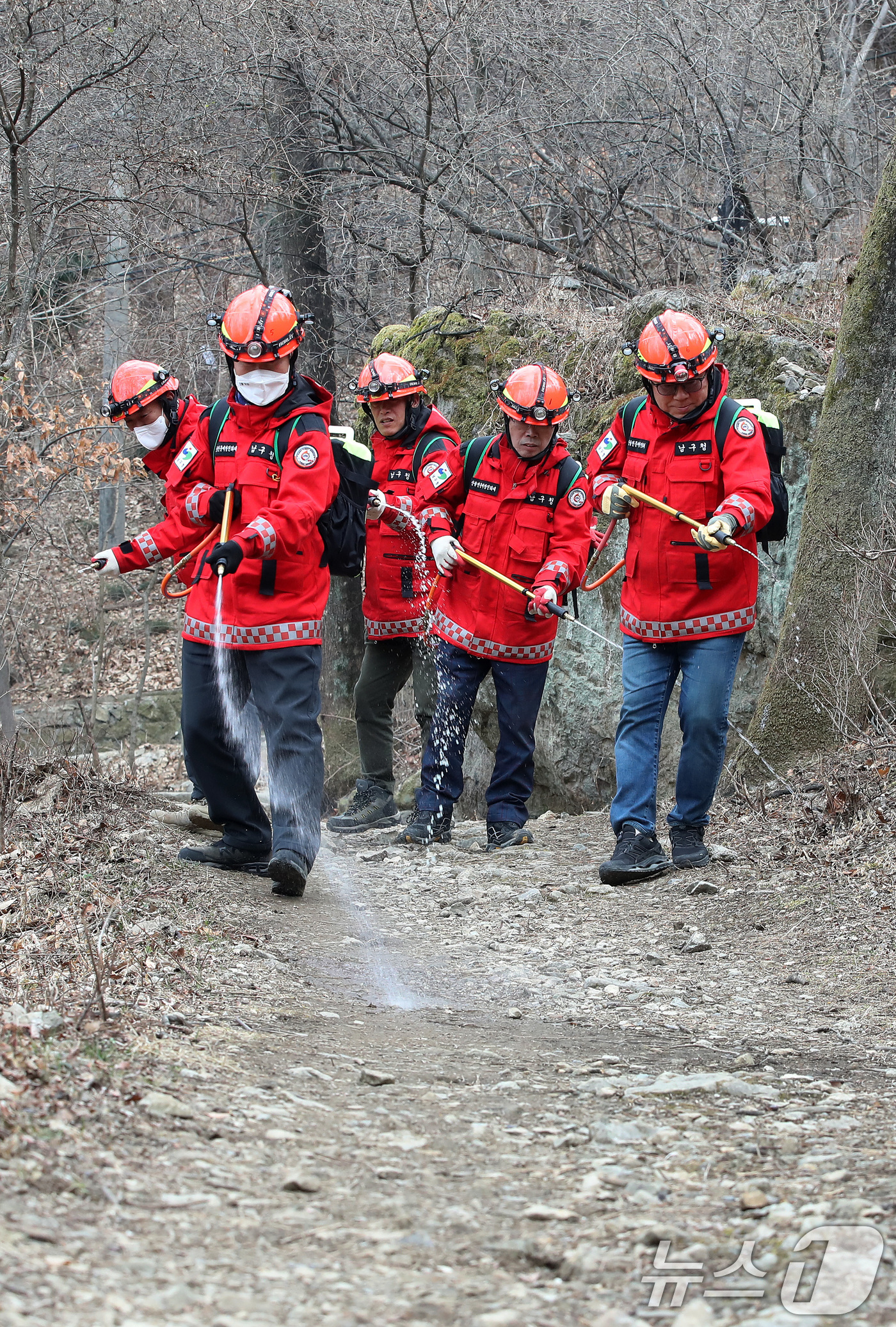 (대구=뉴스1) 공정식 기자 = 강풍을 동반한 건조한 날씨를 보인 9일 대구 남구 앞산 안지랑골에서 산불전문예방진화대원들이 등산로 주변에 물을 뿌리며 산불 예방 활동을 벌이고 있다 …