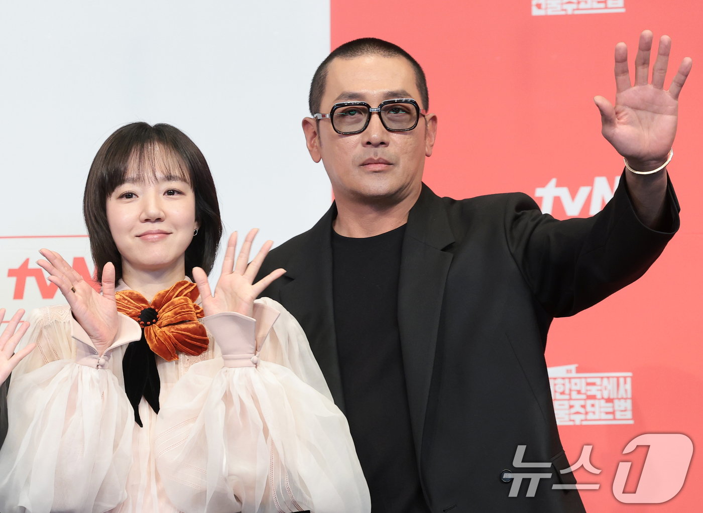 (서울=뉴스1) 권현진 기자 = 배우 임수정과 하정우(오른쪽)가 9일 서울 구로구 더 링크호텔 서울에서 열린 tvN 새 토일드라마 ‘대한민국에서 건물주 되는 법’ 제작발표회에서 포 …