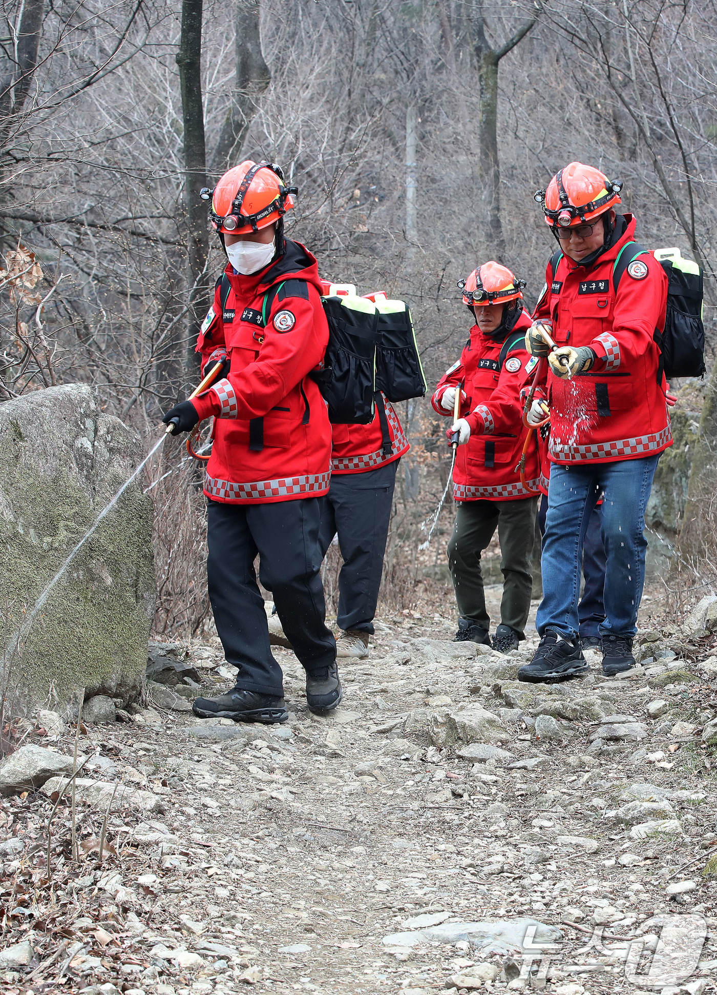 (대구=뉴스1) 공정식 기자 = 강풍을 동반한 건조한 날씨를 보인 9일 대구 남구 앞산 안지랑골에서 산불전문예방진화대원들이 등산로 주변에 물을 뿌리며 산불 예방 활동을 벌이고 있다 …