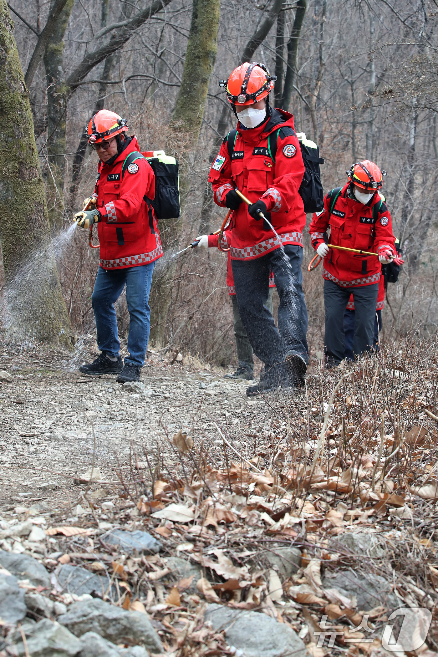 (대구=뉴스1) 공정식 기자 = 강풍을 동반한 건조한 날씨를 보인 9일 대구 남구 앞산 안지랑골에서 산불전문예방진화대원들이 등산로 주변에 물을 뿌리며 산불 예방 활동을 벌이고 있다 …