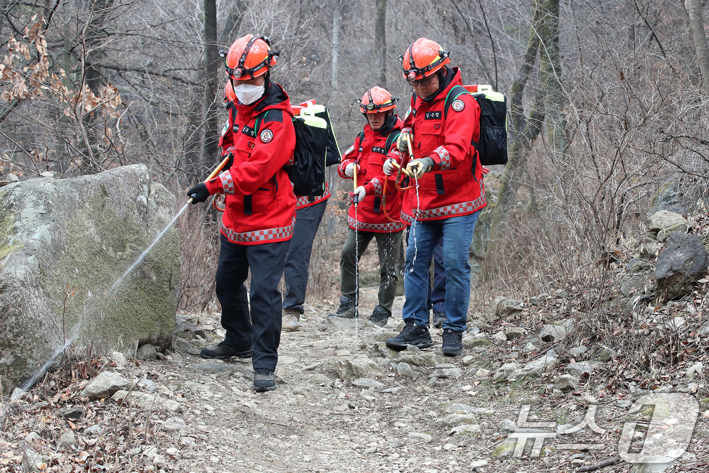 (대구=뉴스1) 공정식 기자 = 강풍을 동반한 건조한 날씨를 보인 9일 대구 남구 앞산 안지랑골에서 산불전문예방진화대원들이 등산로 주변에 물을 뿌리며 산불 예방 활동을 벌이고 있다 …