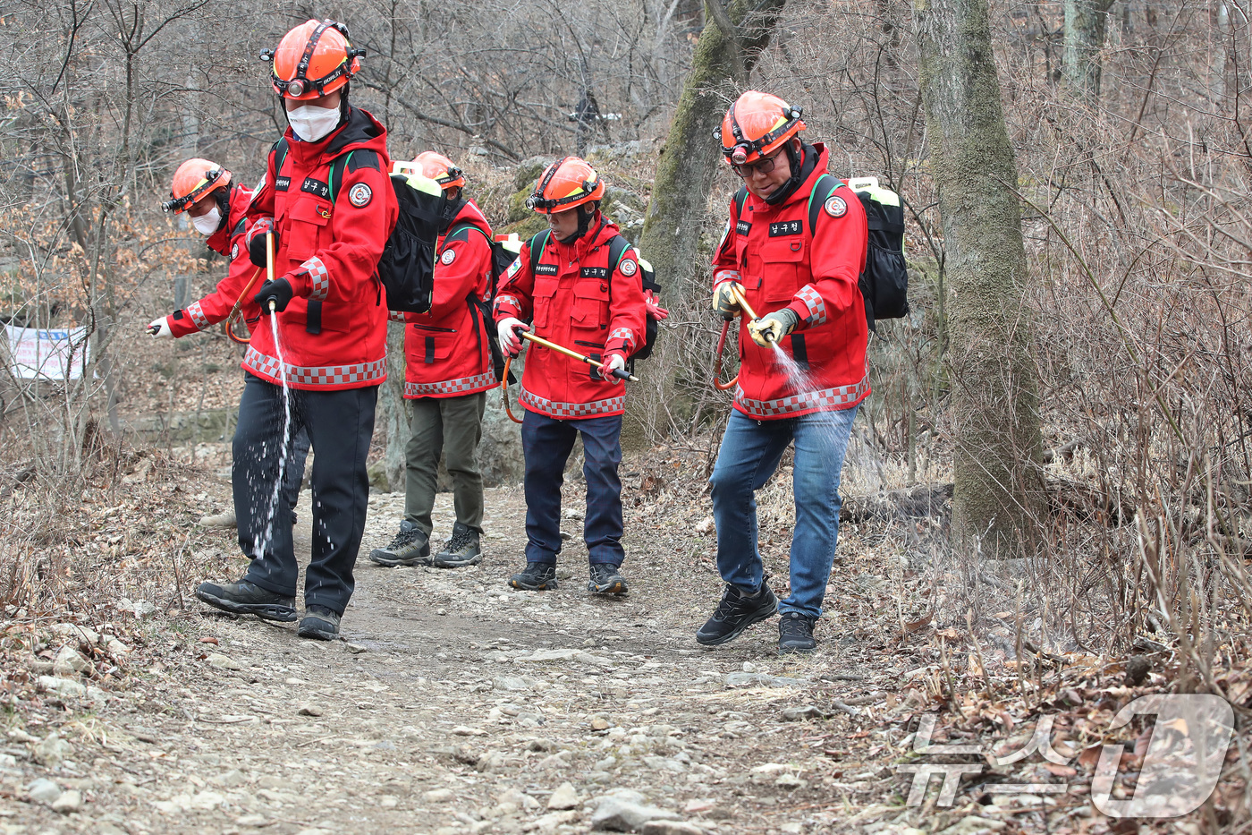 (대구=뉴스1) 공정식 기자 = 강풍을 동반한 건조한 날씨를 보인 9일 대구 남구 앞산 안지랑골에서 산불전문예방진화대원들이 등산로 주변에 물을 뿌리며 산불 예방 활동을 벌이고 있다 …