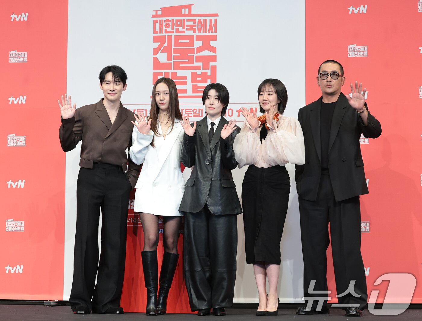 본문 이미지 - 배우 김준한(왼쪽부터)과 정수정, 심은경, 임수정, 하정우가 9일 서울 구로구 더 링크호텔 서울에서 열린 tvN 새 토일드라마 ‘대한민국에서 건물주 되는 법’ 제작발표회에서 포즈를 취하고 있다. ‘대한민국에서 건물주 되는 법’(극본 오한기/연출 임필성/이하 ‘건물주’)은 빚에 허덕이는 생계형 건물주가 목숨보다 소중한 가족과 건물을 지키기 위해 가짜 납치극에 가담하며 벌어지는 서스펜스를 그린 작품이다. 2026.3.9 ⓒ 뉴스1 권현진 기자