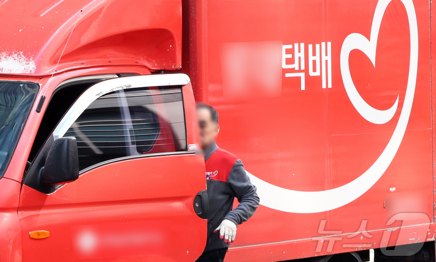 (서울=뉴스1) 최지환 기자 = 노란봉투법(노조법 2·3조 개정 법률) 시행을 하루 앞둔 9일 서울 거리에서 택배 기사들이 배달을 하고 있다.원청 기업과 하청 노동자 간 교섭을 가 …