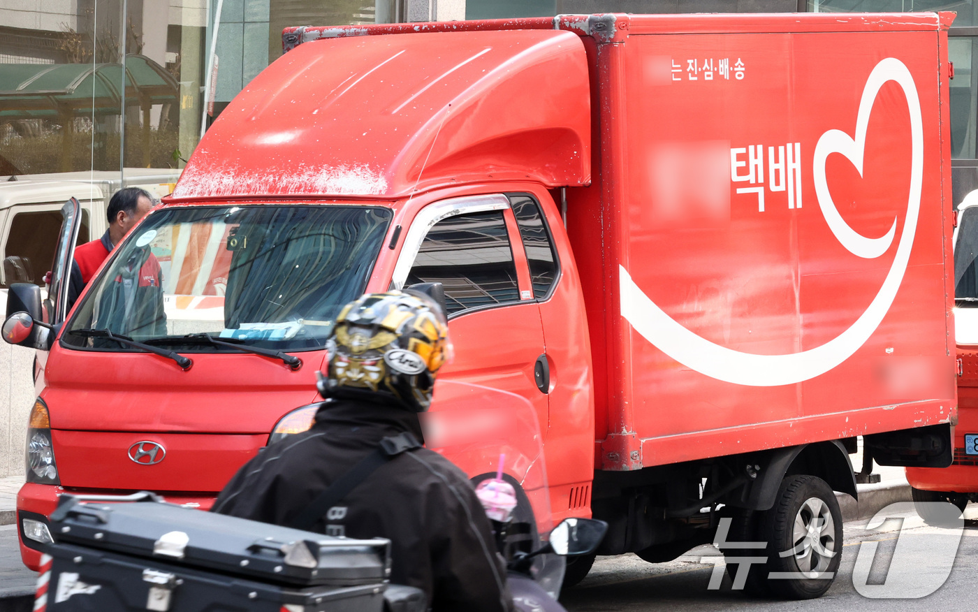 (서울=뉴스1) 최지환 기자 = 노란봉투법(노조법 2·3조 개정 법률) 시행을 하루 앞둔 9일 서울 거리에서 택배 기사들이 배달을 하고 있다.원청 기업과 하청 노동자 간 교섭을 가 …