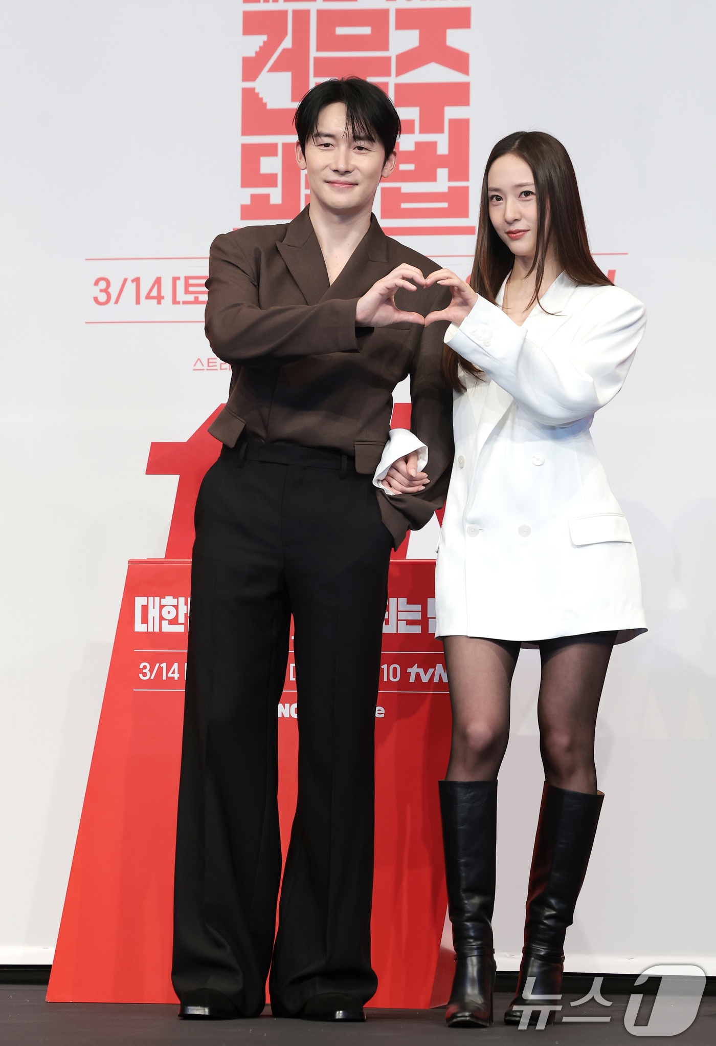 (서울=뉴스1) 권현진 기자 = 배우 김준한과 정수정(오른쪽)이 9일 서울 구로구 더 링크호텔 서울에서 열린 tvN 새 토일드라마 ‘대한민국에서 건물주 되는 법’ 제작발표회에서 포 …