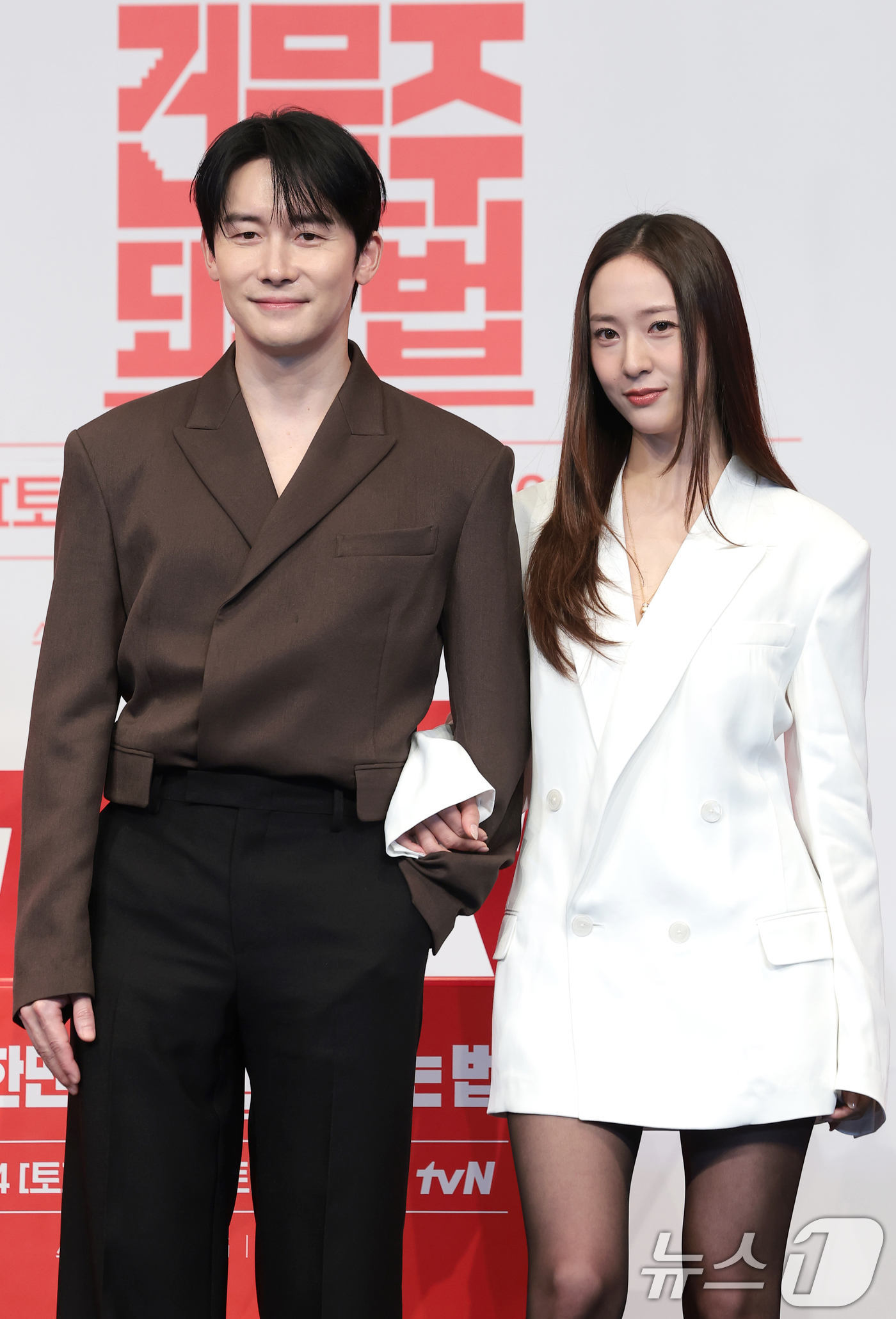 (서울=뉴스1) 권현진 기자 = 배우 김준한과 정수정(오른쪽)이 9일 서울 구로구 더 링크호텔 서울에서 열린 tvN 새 토일드라마 ‘대한민국에서 건물주 되는 법’ 제작발표회에서 포 …