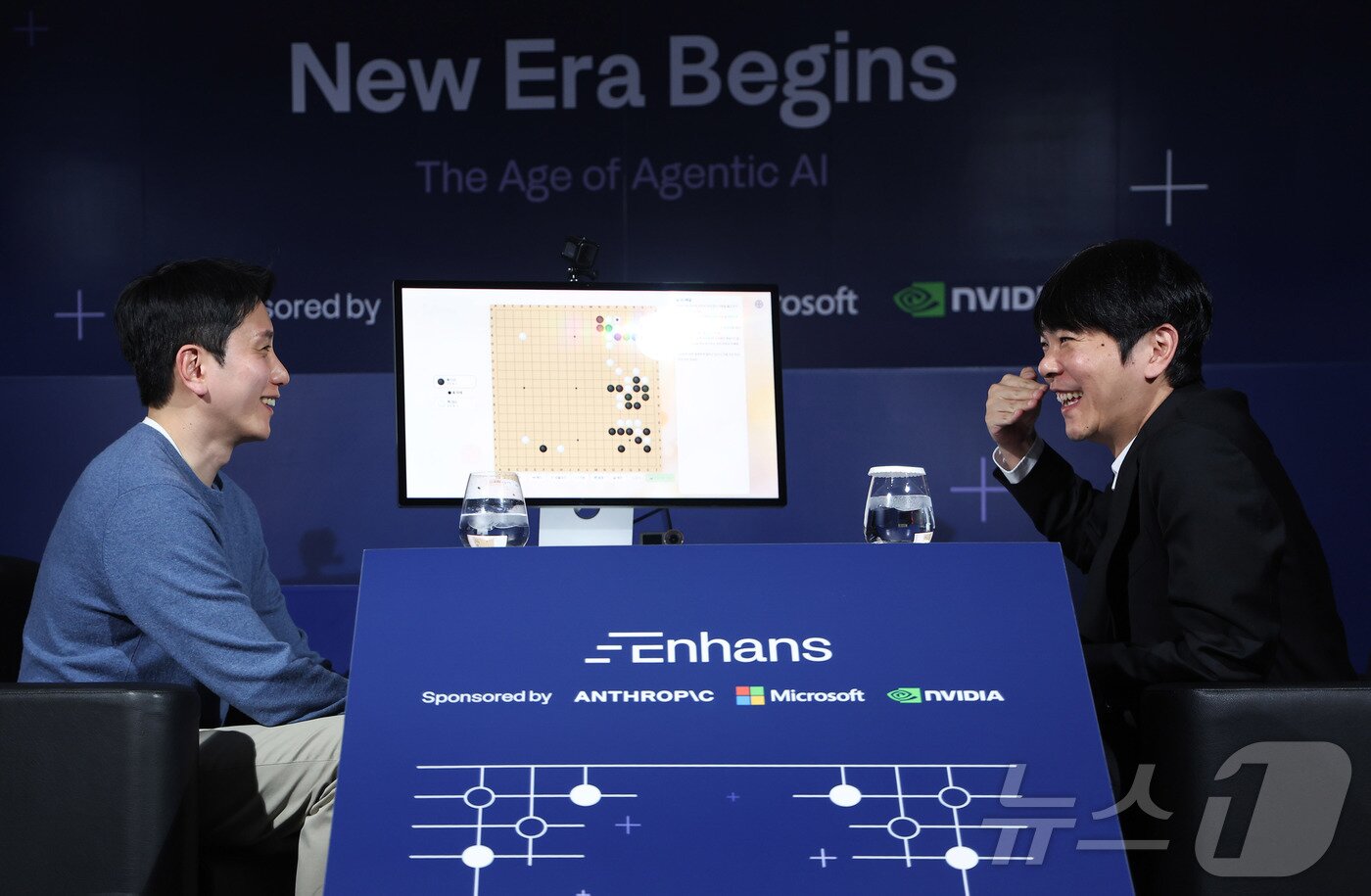 본문 이미지 - 바둑기사 이세돌 9단이 에이전틱 AI로 제작한 바둑모델을 시연하며 이승현 인핸스 대표와 이야기를 나누고 있다. (공동취재) 2026.3.9 ⓒ 뉴스1 박정호 기자