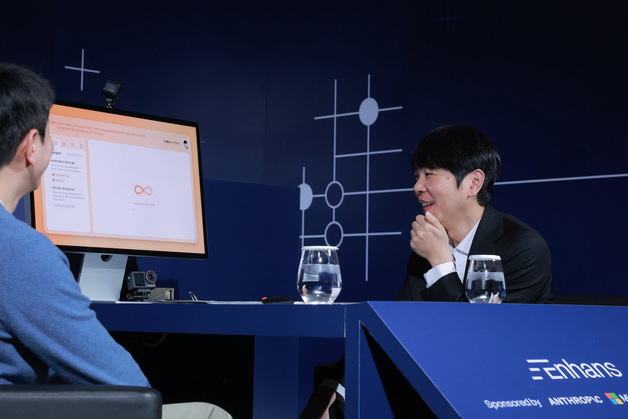 AI와 협업해 만든 바둑모델 시연하는 이세돌 9단