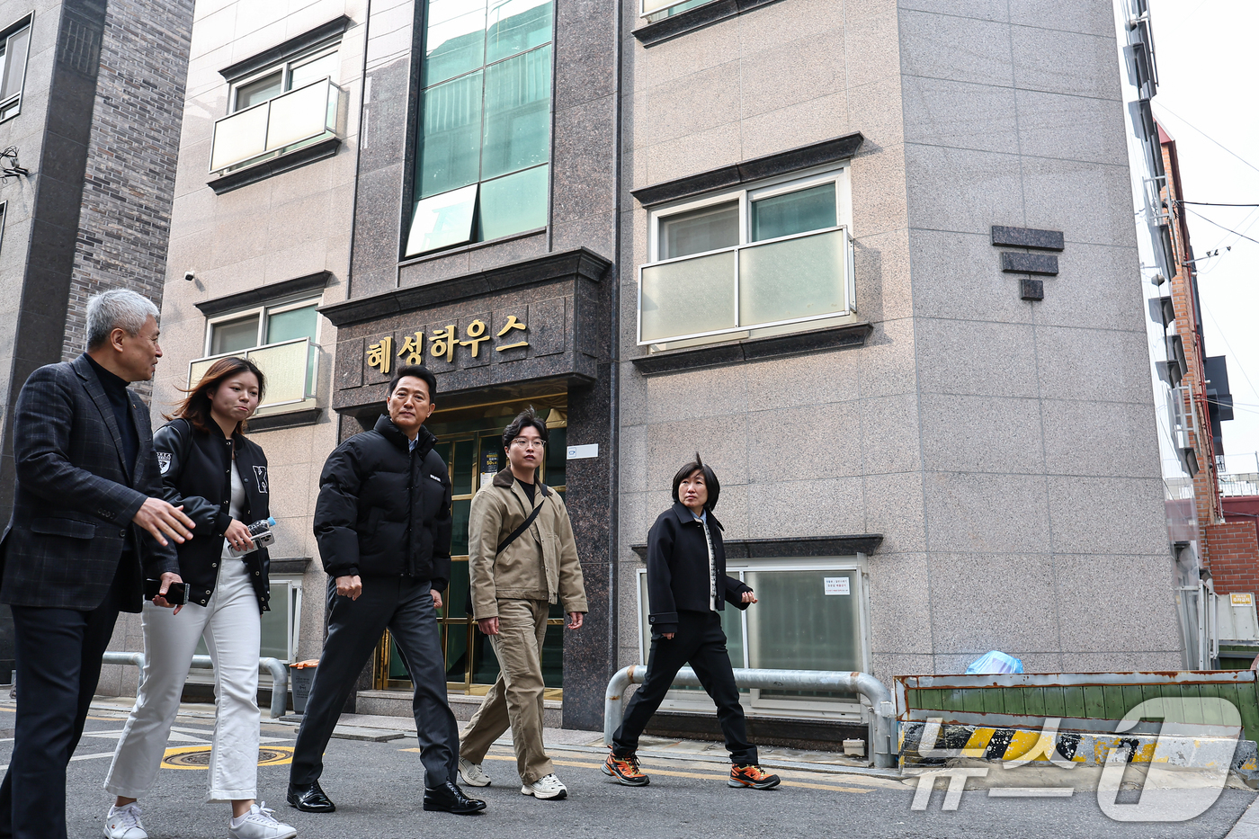 (서울=뉴스1) 김도우 기자 = 오세훈 서울시장이 9일 전·월세 청년 주거난과 관련 서울 동대문구 휘경동을 방문해 1인가구 밀집지역을 둘러보고 있다. 2026.3.9/뉴스1