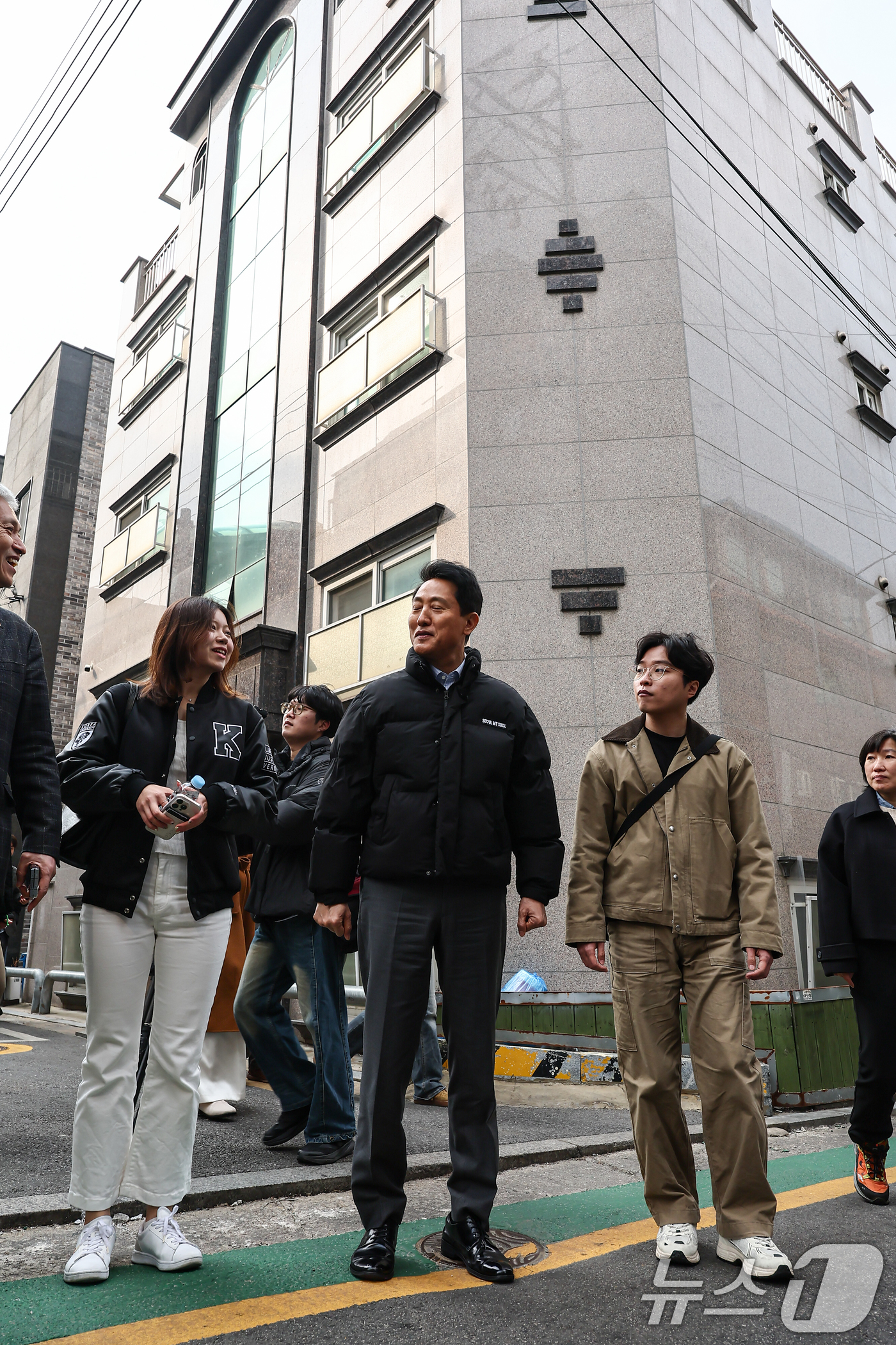 (서울=뉴스1) 김도우 기자 = 오세훈 서울시장이 9일 전·월세 청년 주거난과 관련 서울 동대문구 휘경동을 방문해 1인가구 밀집지역을 둘러보고 있다. 2026.3.9/뉴스1